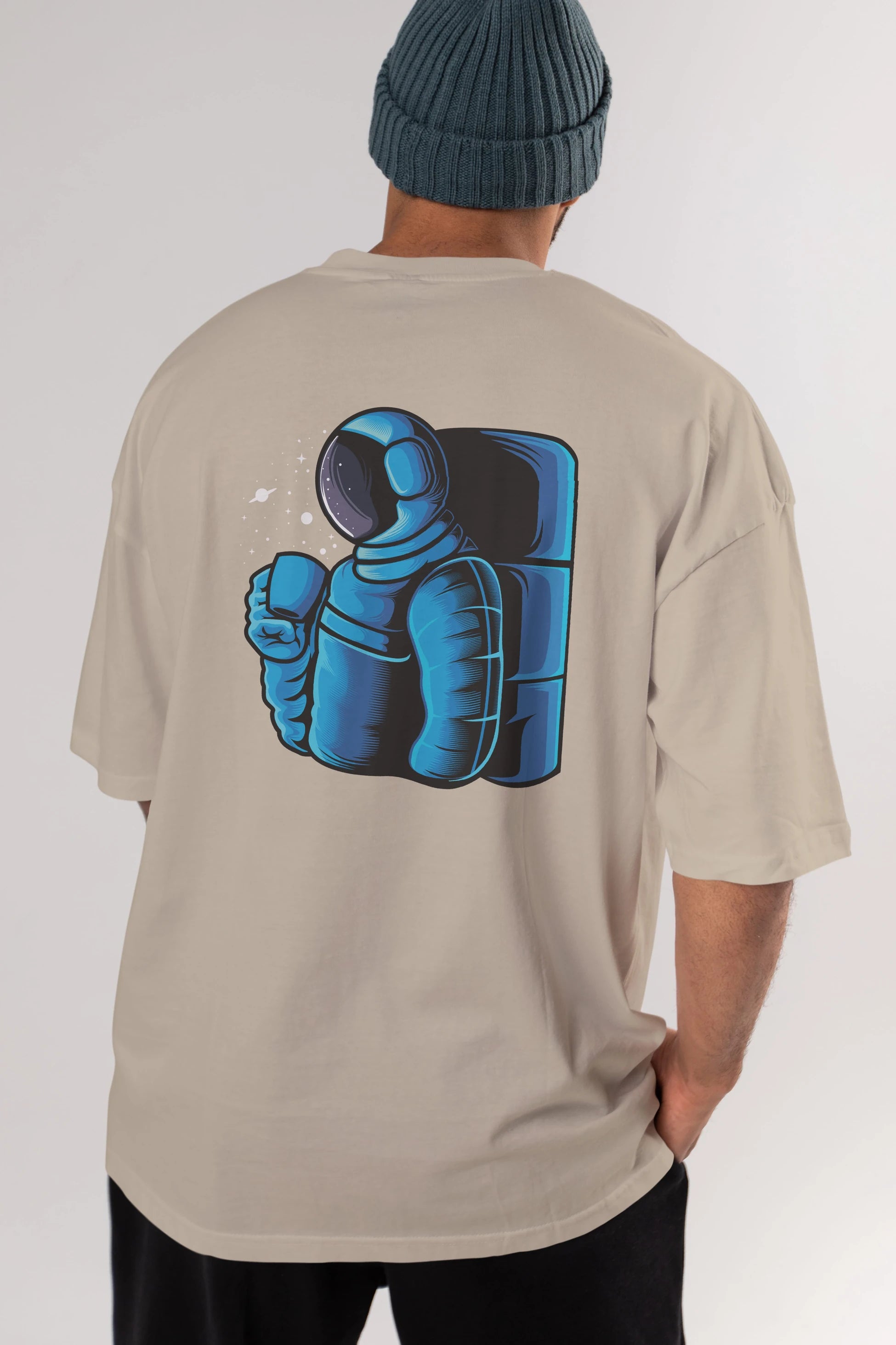 Drinking coffee in space Arka Baskılı Oversize t-shirt Erkek Kadın Unisex