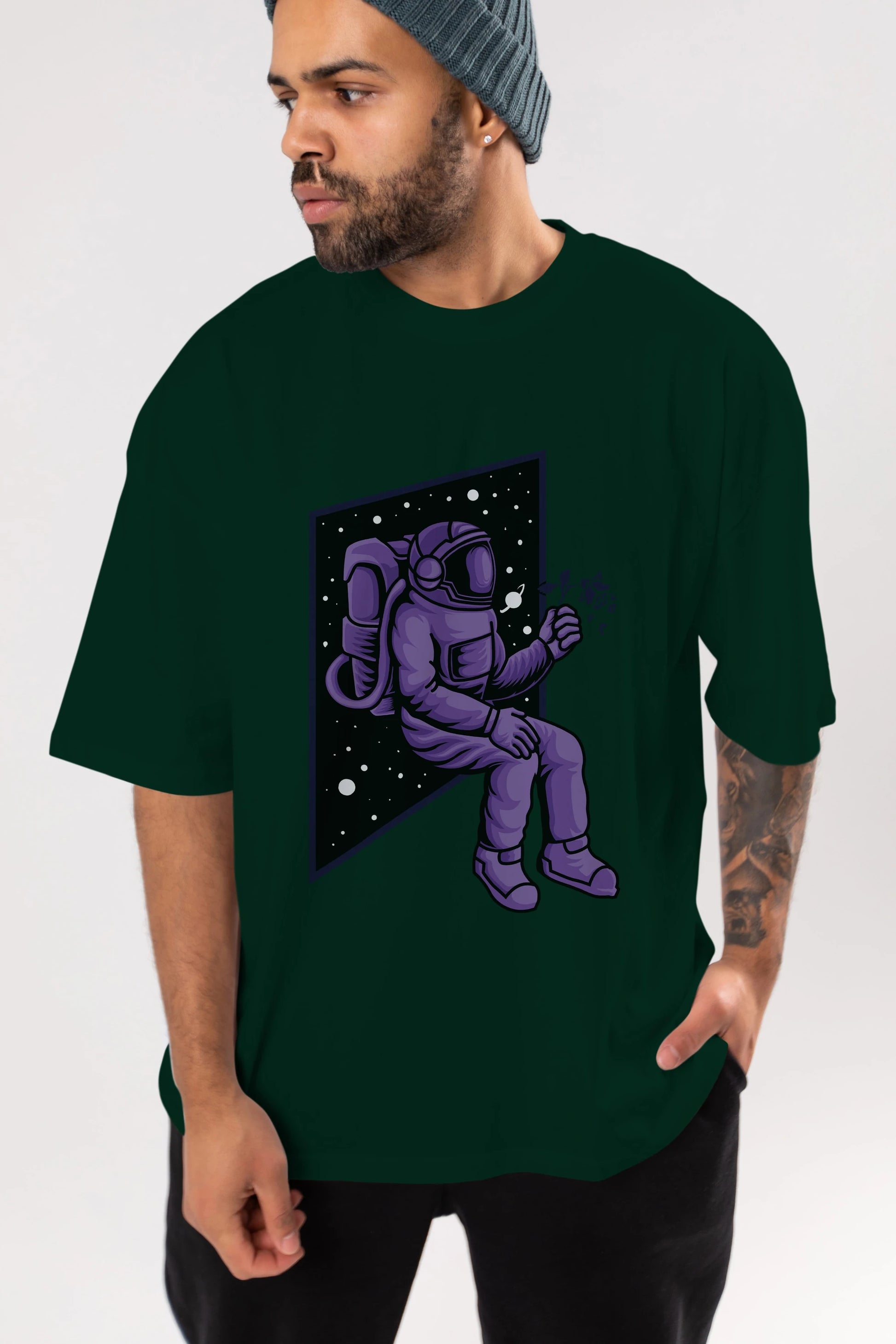 Astronaut holding black rose Ön Baskılı Oversize t-shirt Erkek Kadın Unisex