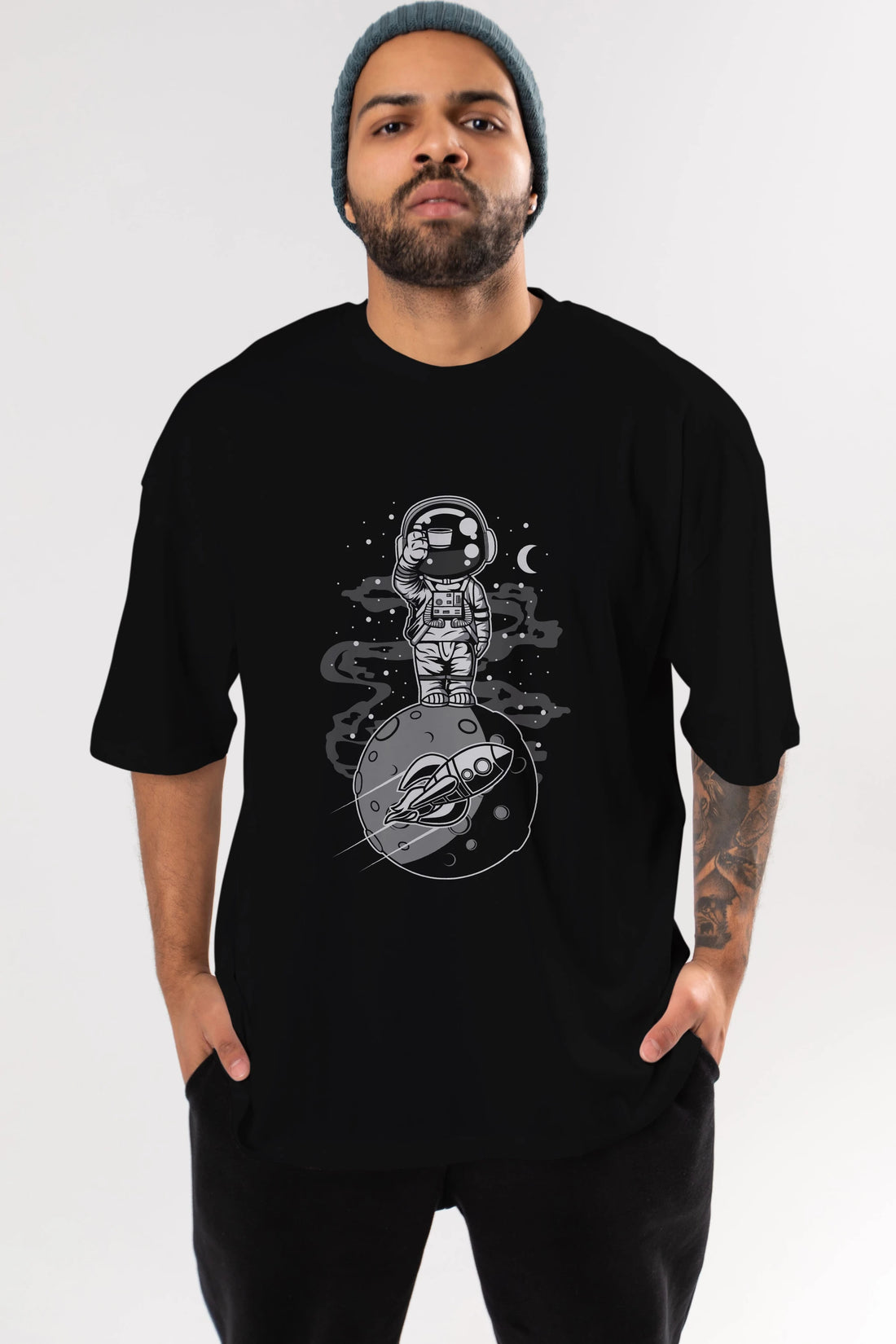 Astronaut Standing On The Moon Ön Baskılı Oversize t-shirt Erkek Kadın Unisex