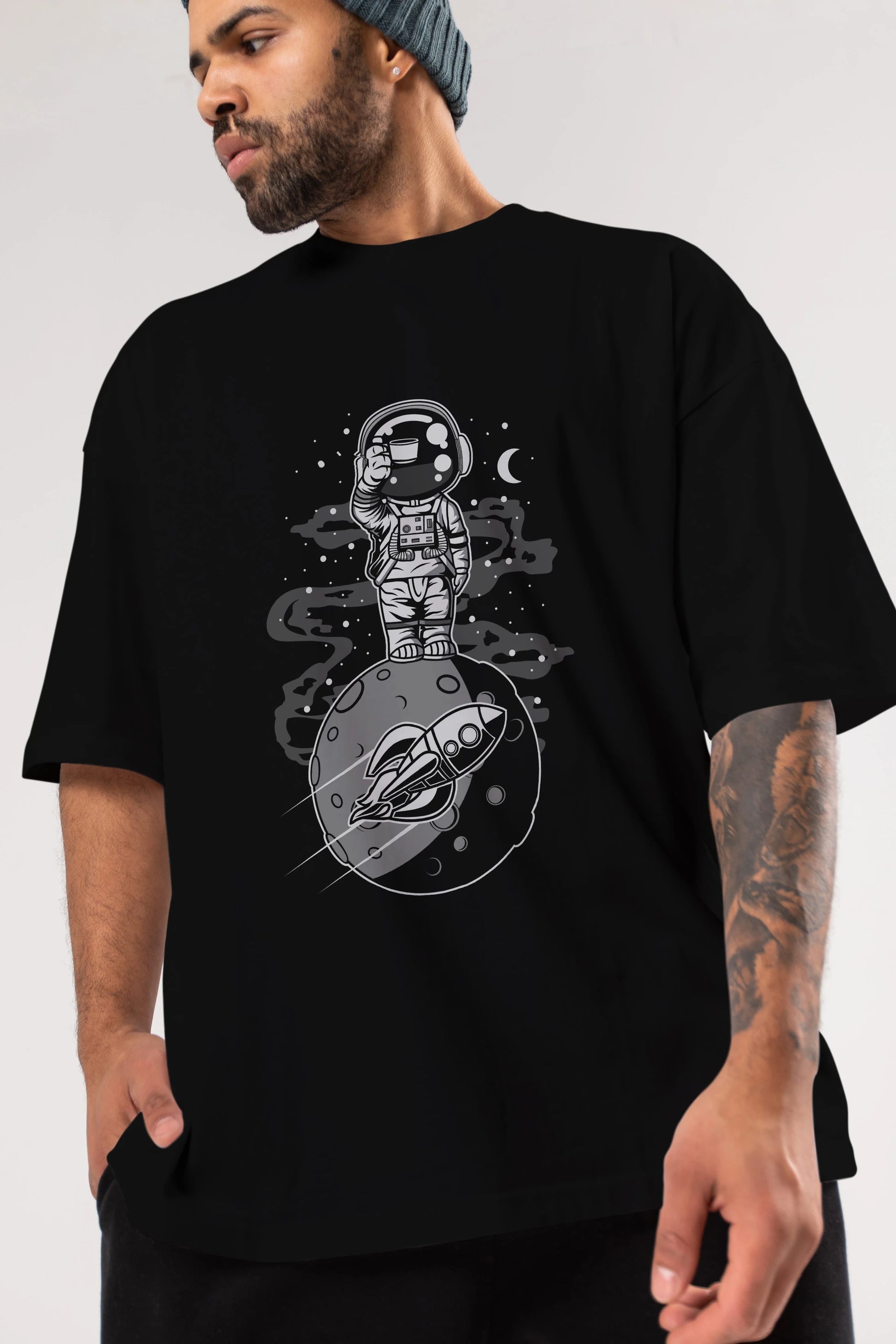 Astronaut Standing On The Moon Ön Baskılı Oversize t-shirt Erkek Kadın Unisex