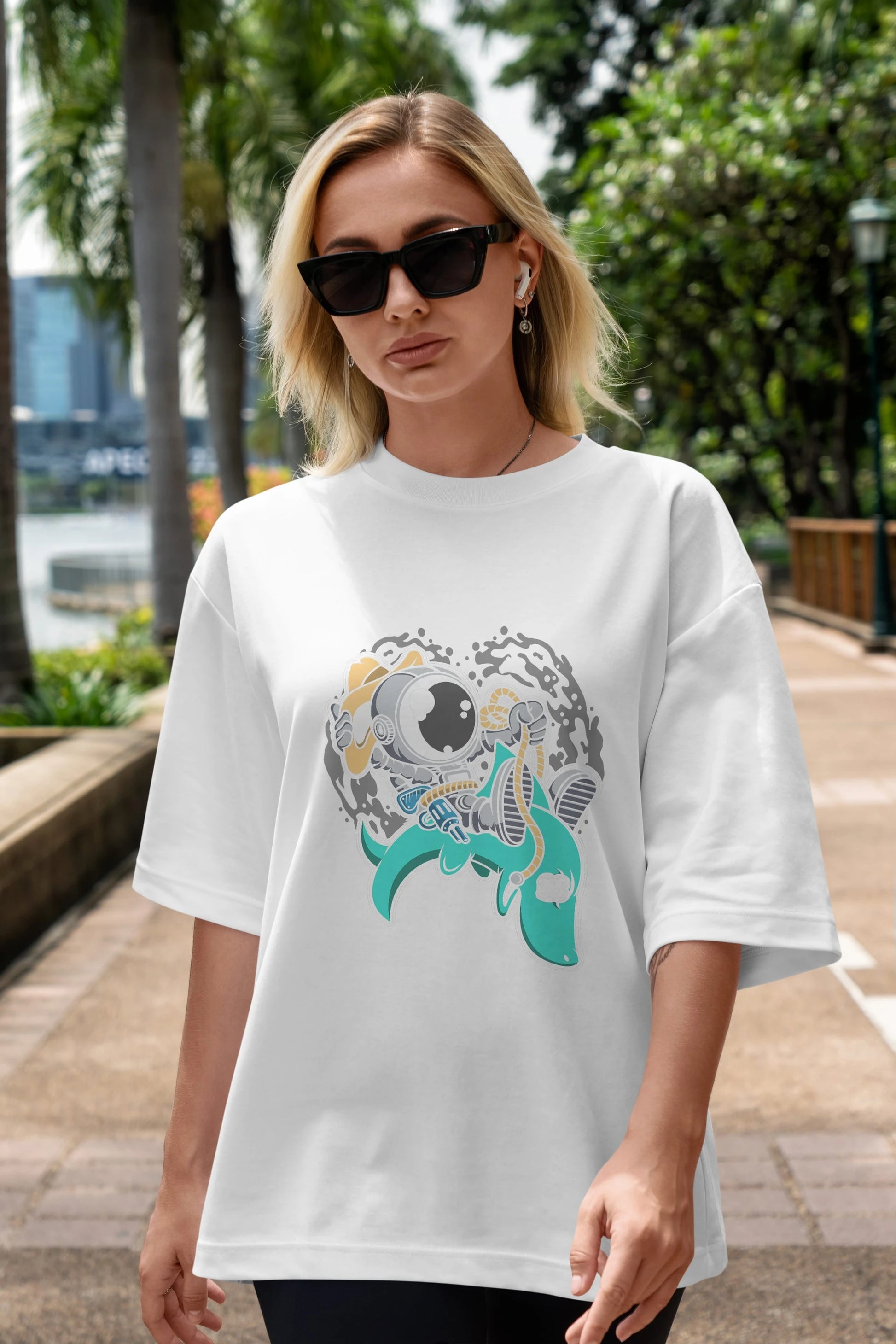 Astronaut Riding Shark Ön Baskılı Oversize t-shirt Erkek Kadın Unisex