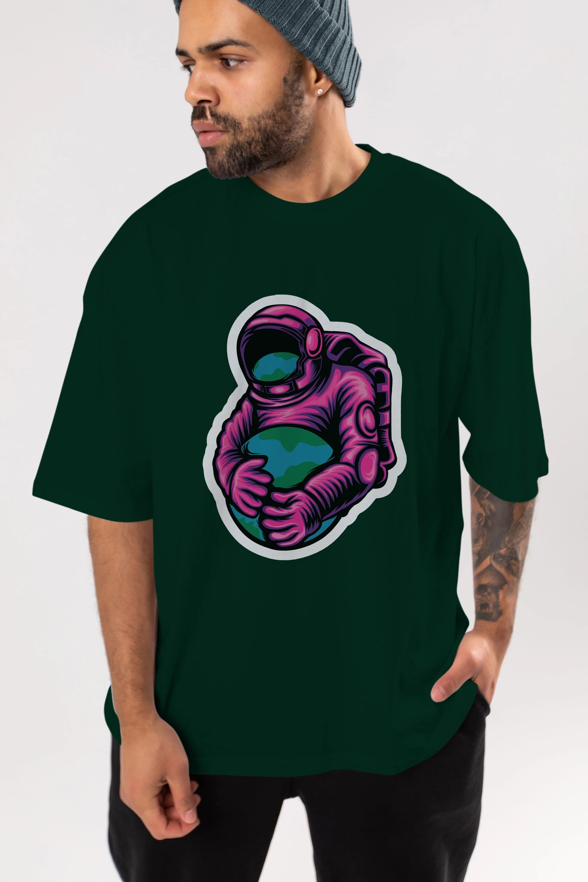 Astronaut Holding Up The Earth Sticker Ön Baskılı Oversize t-shirt Erkek Kadın Unisex