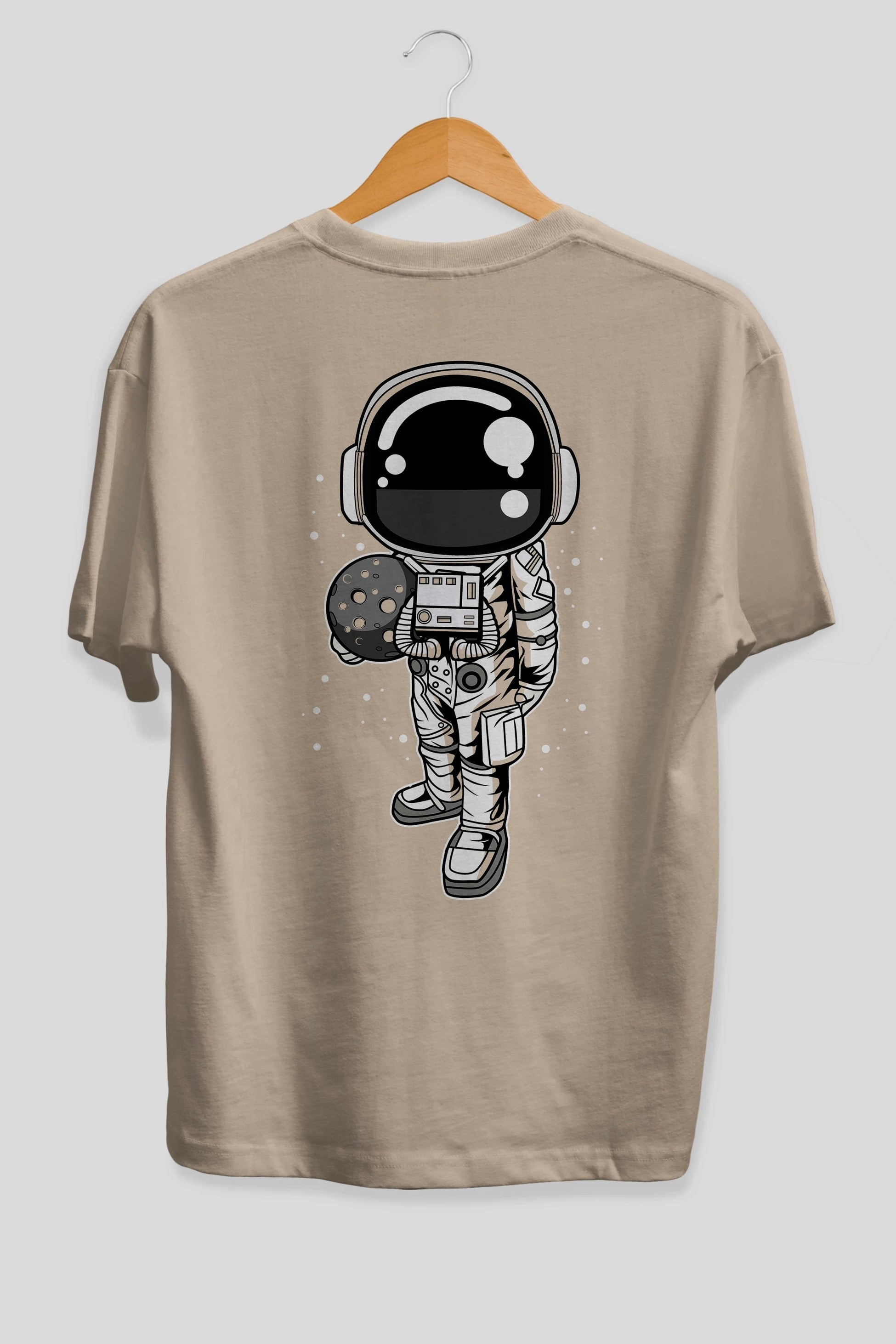 Astronaut Holding The Moon Arka Baskılı Oversize t-shirt Erkek Kadın Unisex