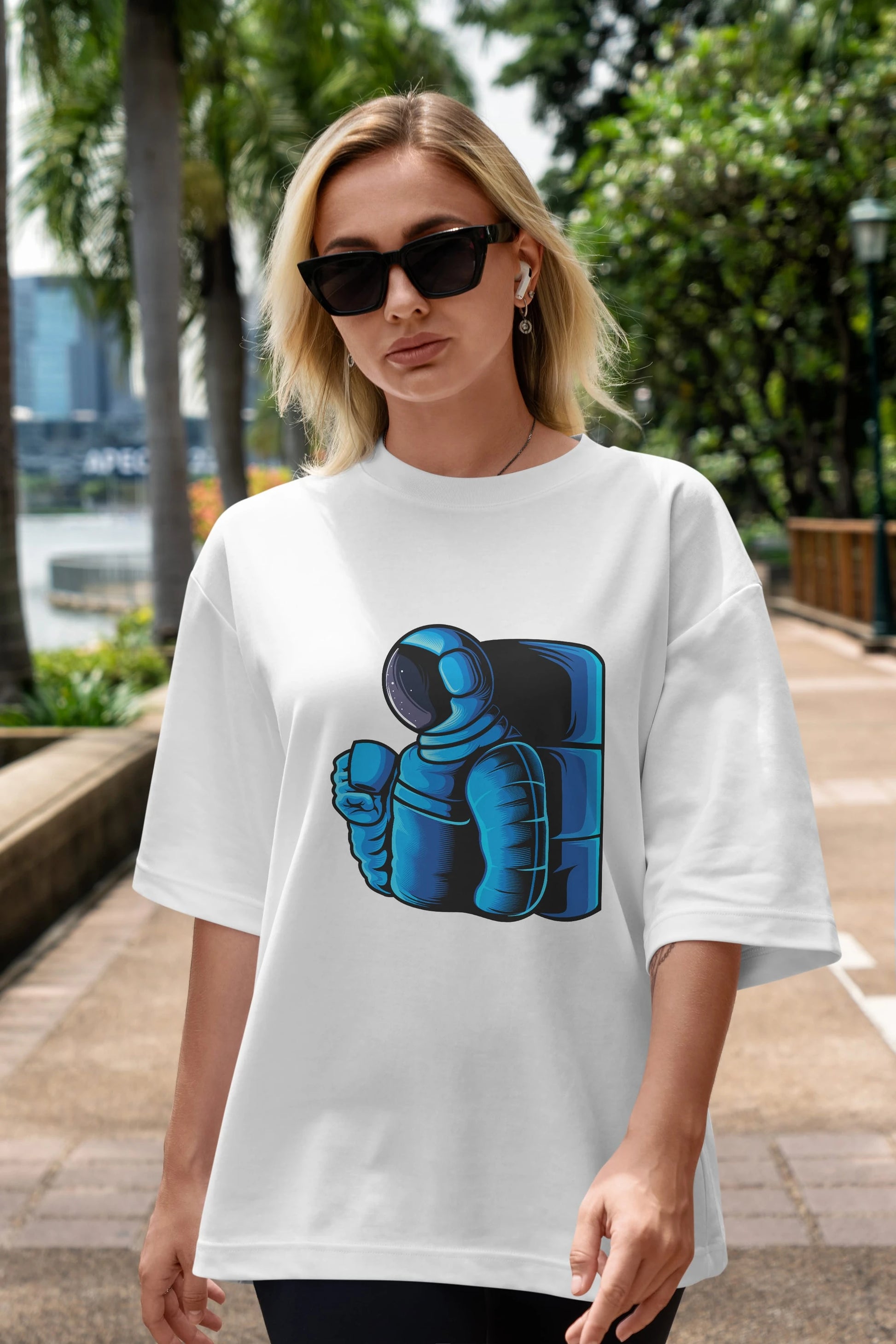 Drinking coffee in space Ön Baskılı Oversize t-shirt Erkek Kadın Unisex