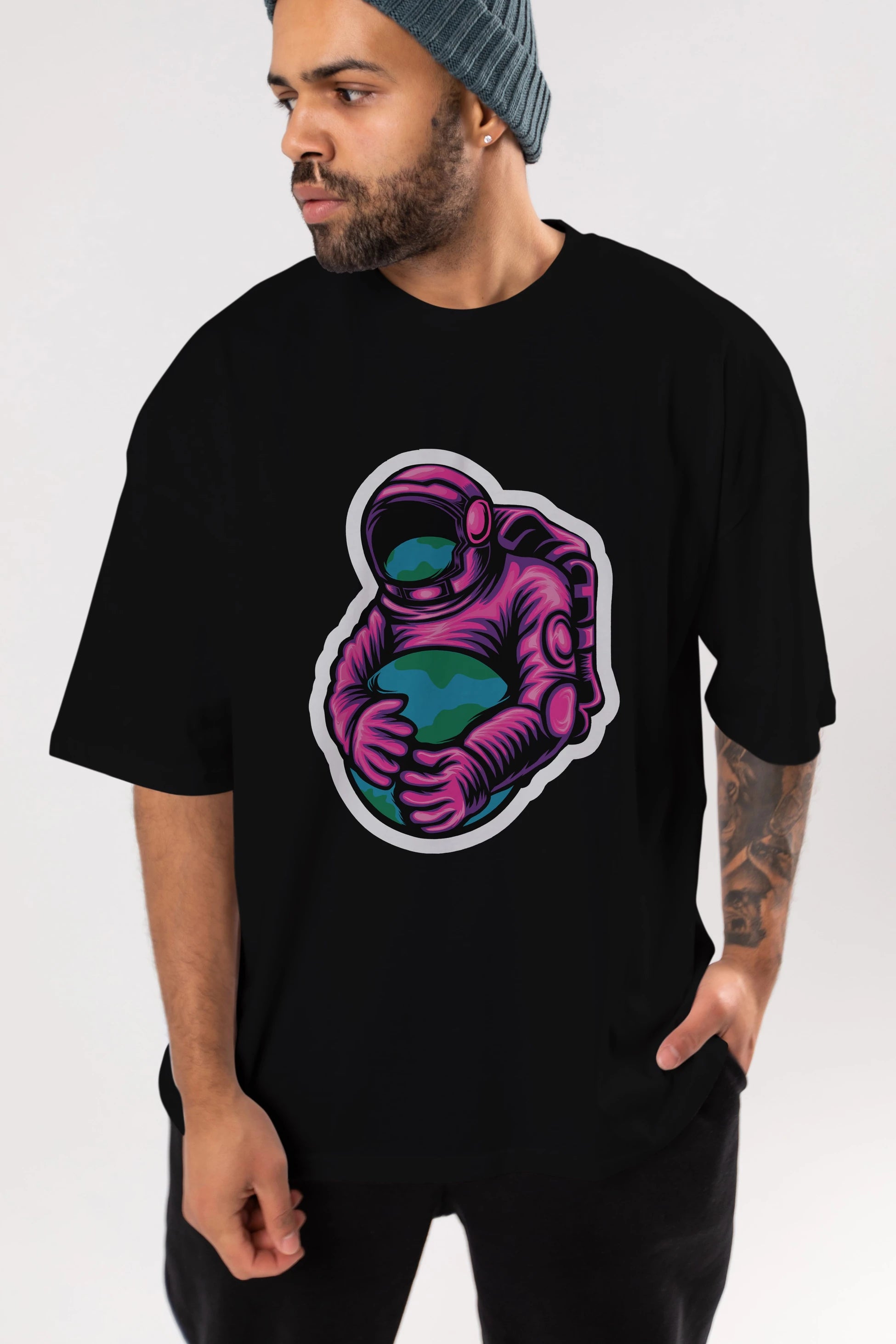 Astronaut Holding Up The Earth Sticker Ön Baskılı Oversize t-shirt Erkek Kadın Unisex