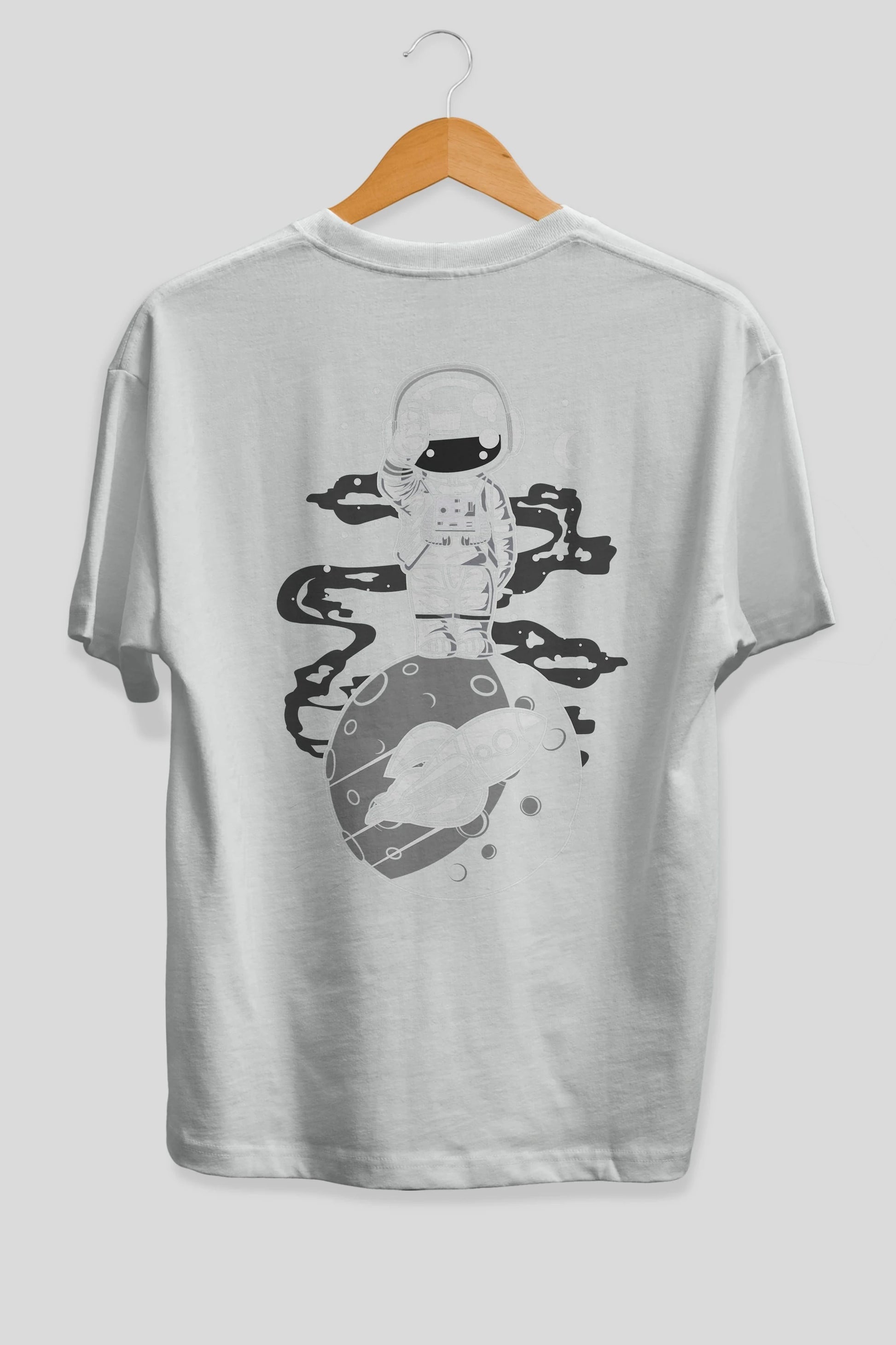Astronaut Standing On The Moon Arka Baskılı Oversize t-shirt Erkek Kadın Unisex