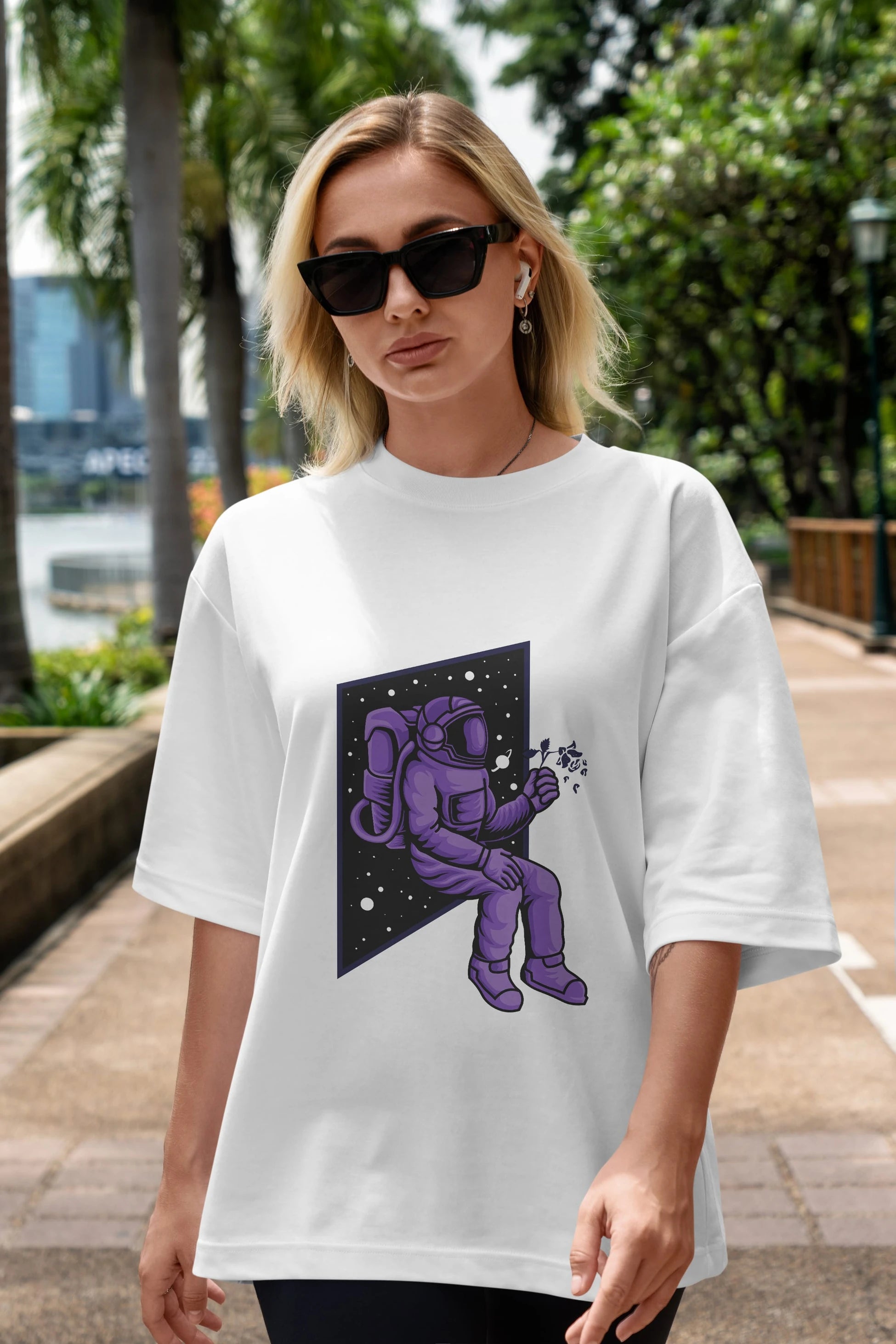 Astronaut holding black rose sticker Ön Baskılı Oversize t-shirt Erkek Kadın Unisex