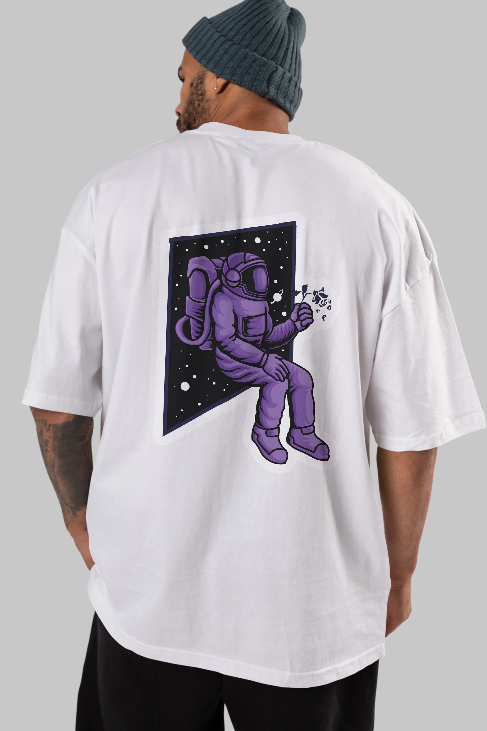 Astronaut holding black rose sticker Arka Baskılı Oversize t-shirt Erkek Kadın Unisex