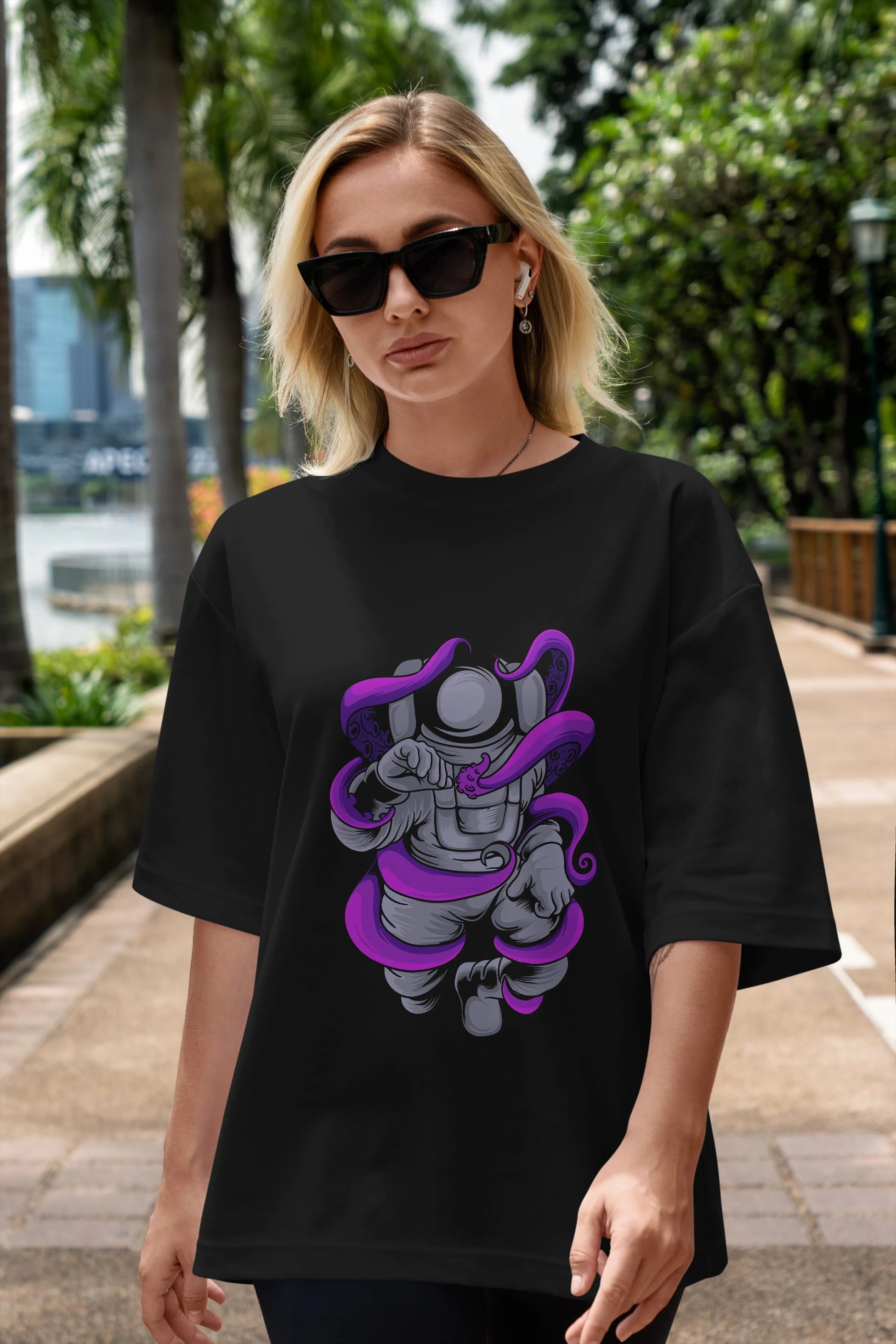 Astronaut fighting octopus Ön Baskılı Oversize t-shirt Erkek Kadın Unisex