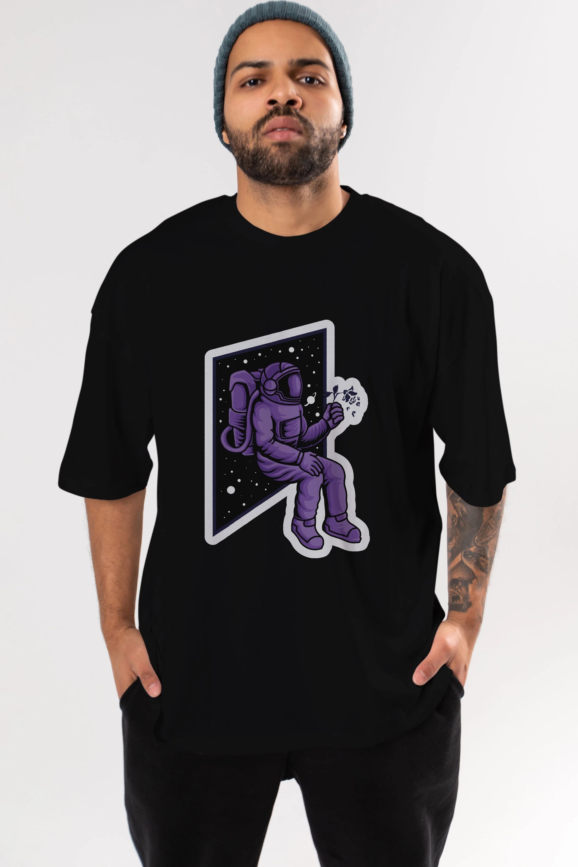 Astronaut holding black rose sticker Ön Baskılı Oversize t-shirt Erkek Kadın Unisex