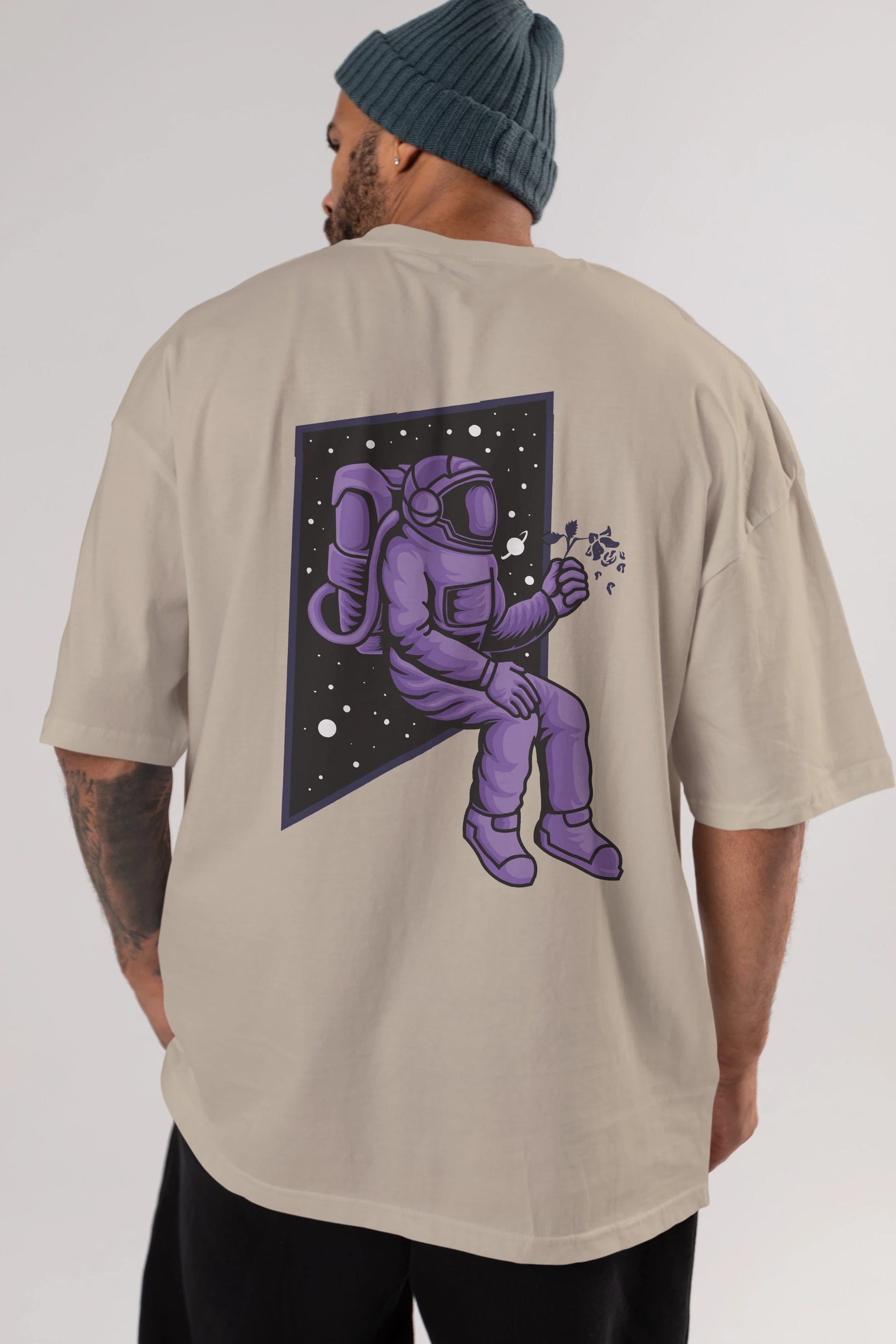 Astronaut holding black rose Arka Baskılı Oversize t-shirt Erkek Kadın Unisex