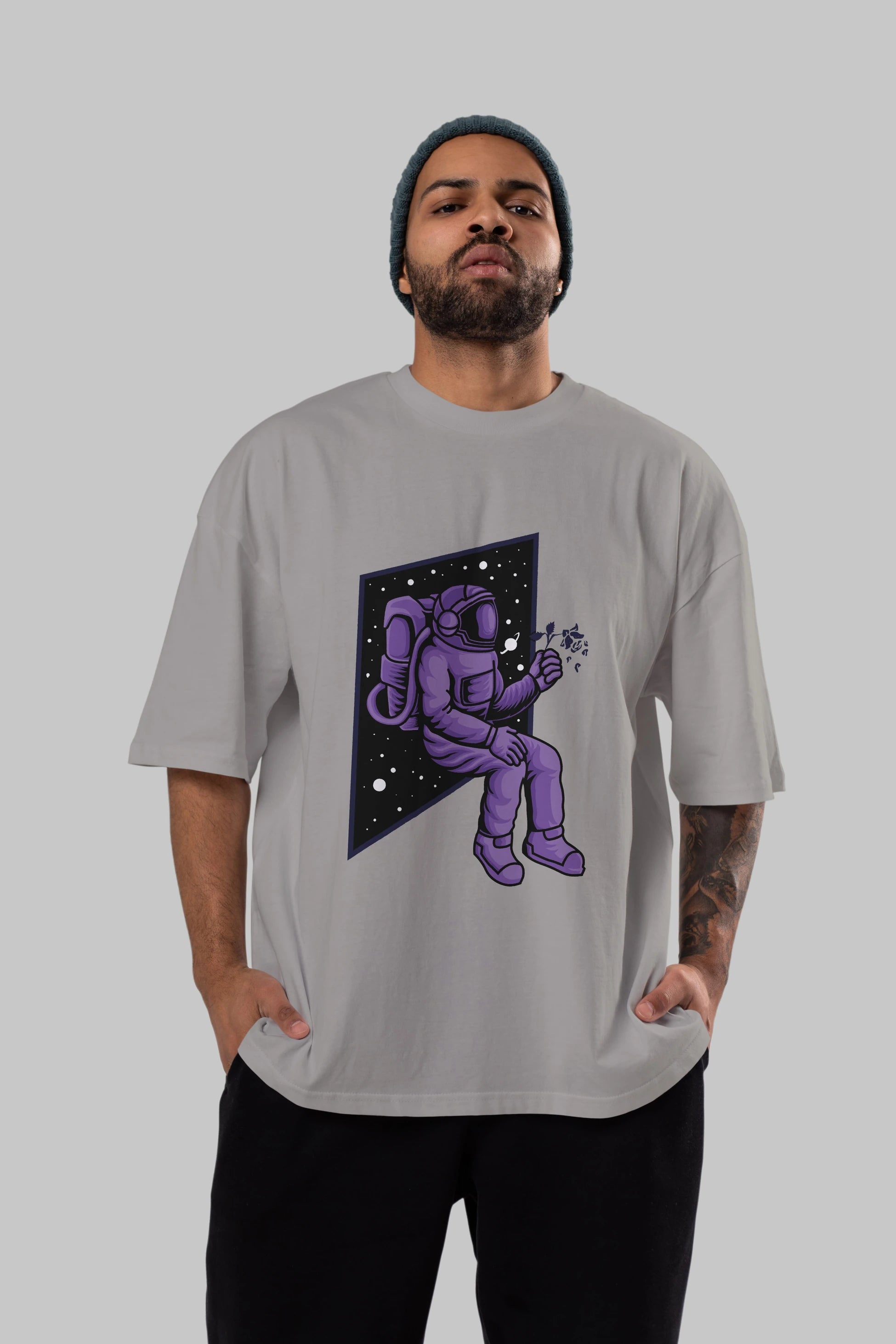Astronaut holding black rose Ön Baskılı Oversize t-shirt Erkek Kadın Unisex