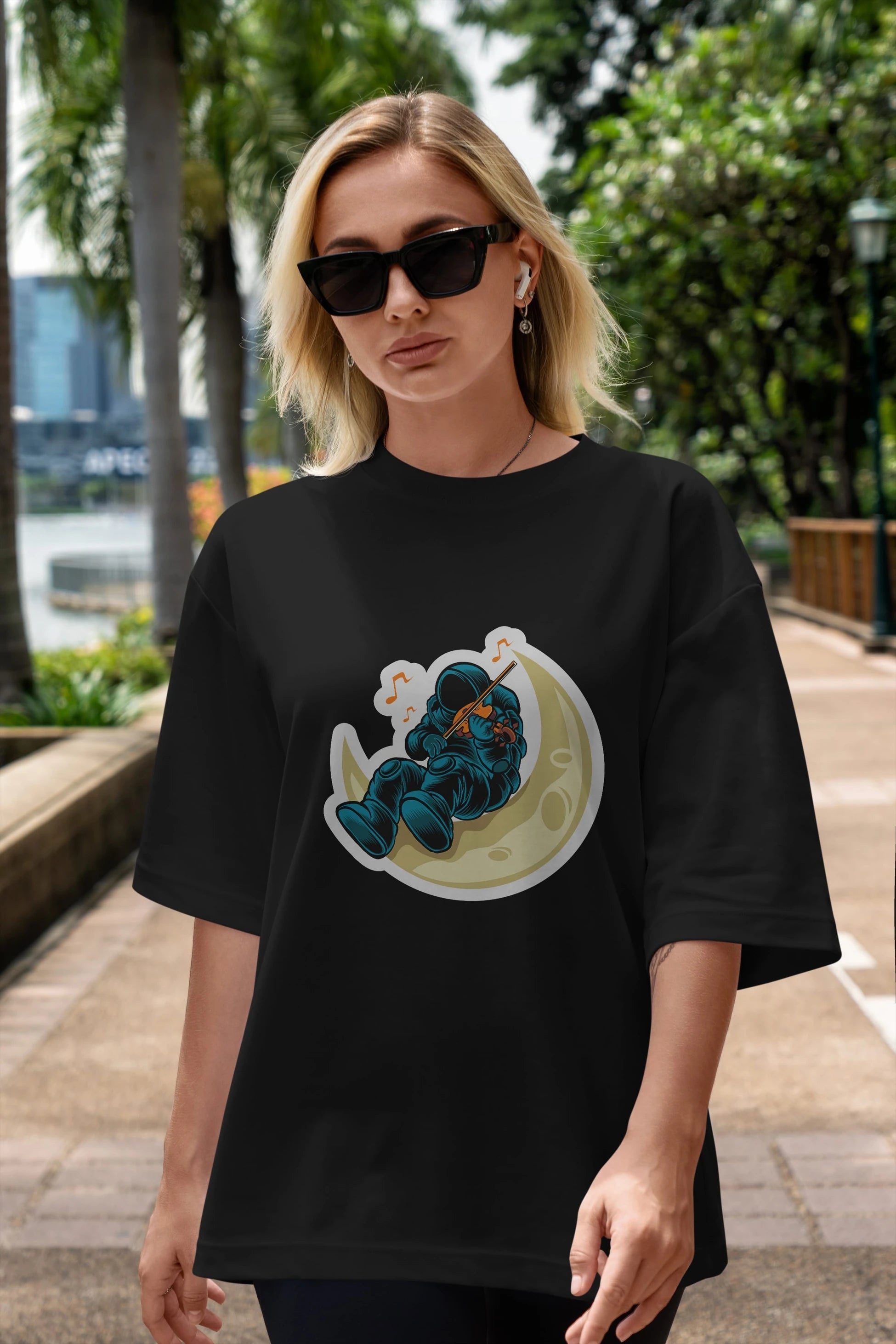 Playing Vionist in Space Sticker Ön Baskılı Oversize t-shirt Erkek Kadın Unisex