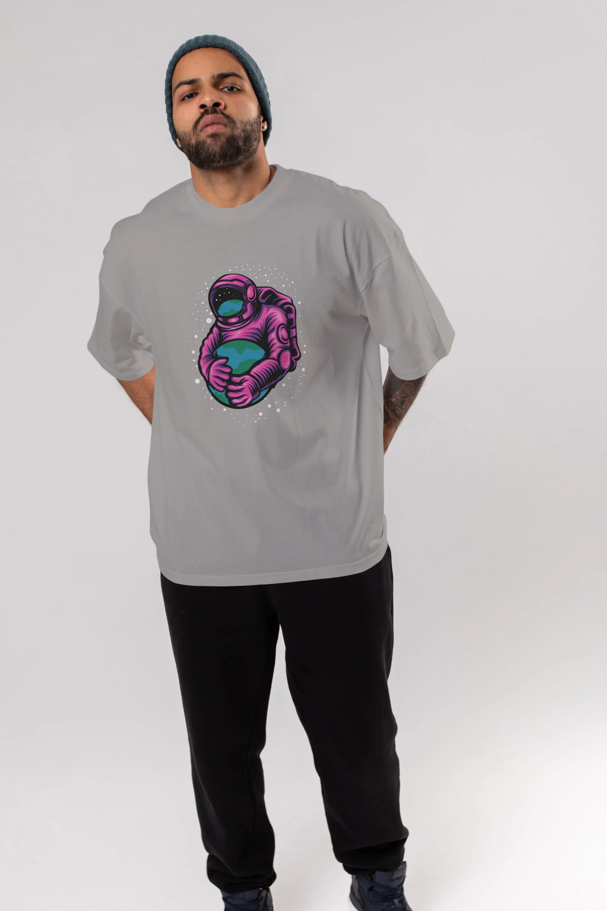 Astronaut Holding Up The Earth Ön Baskılı Oversize t-shirt Erkek Kadın Unisex