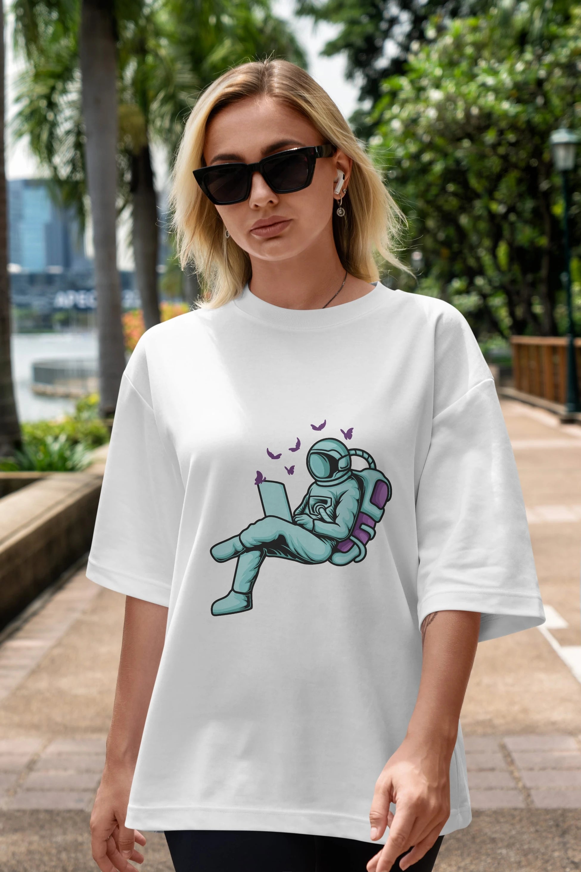 Work with Butterflies in Space Ön Baskılı Oversize t-shirt Erkek Kadın Unisex