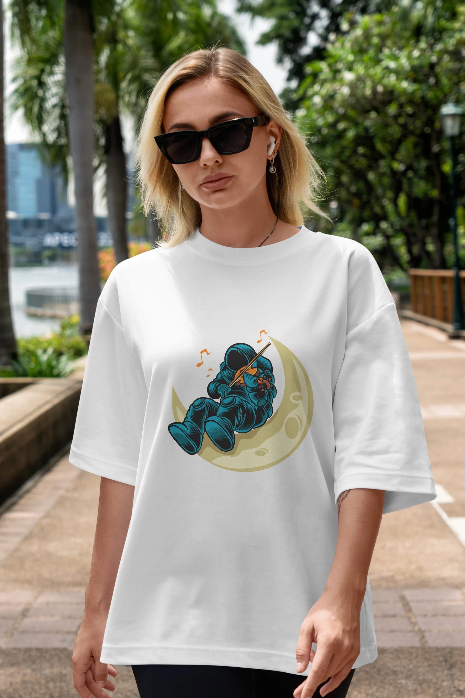 Playing Vionist in Space Ön Baskılı Oversize t-shirt Erkek Kadın Unisex