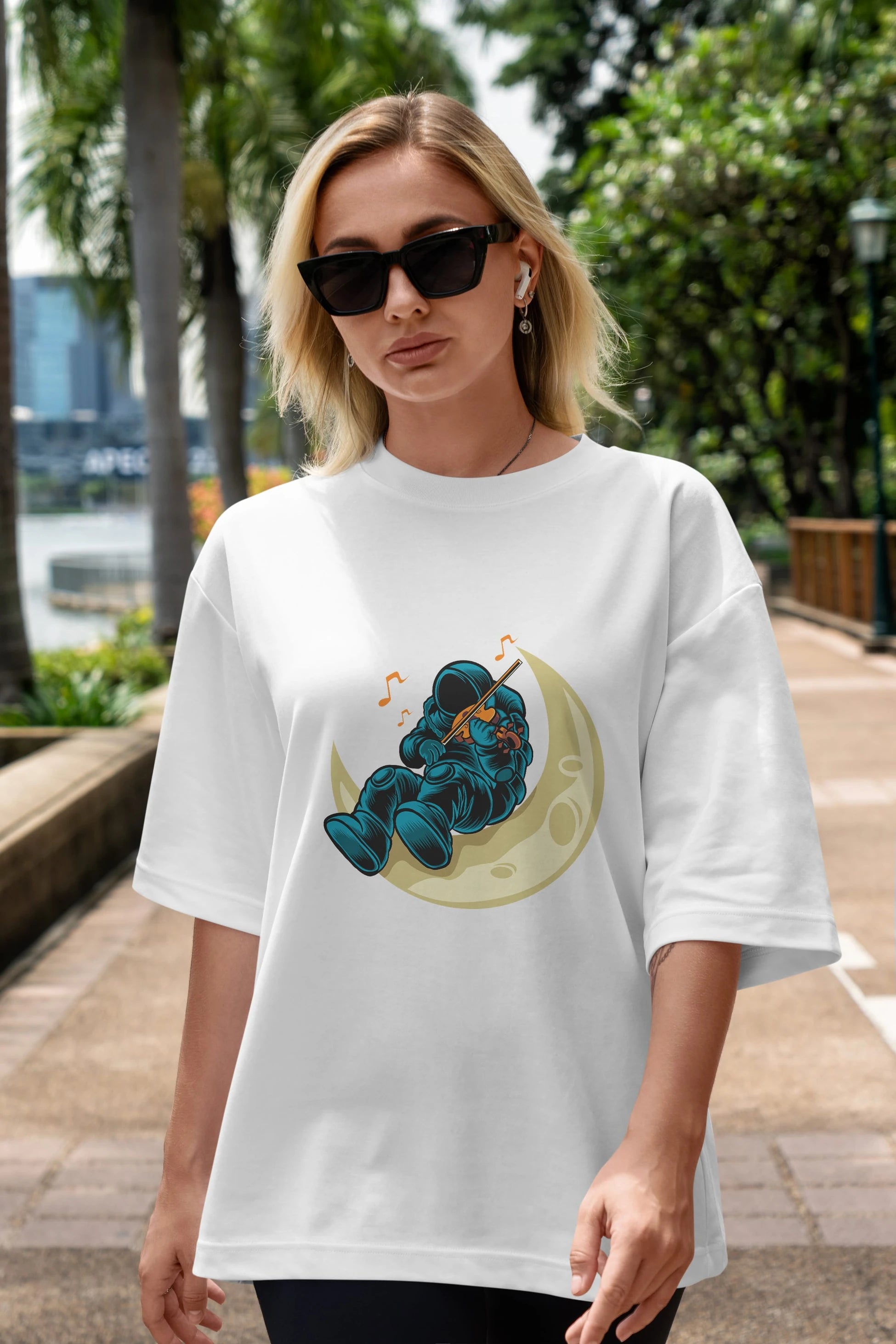 Playing Vionist in Space Ön Baskılı Oversize t-shirt Erkek Kadın Unisex