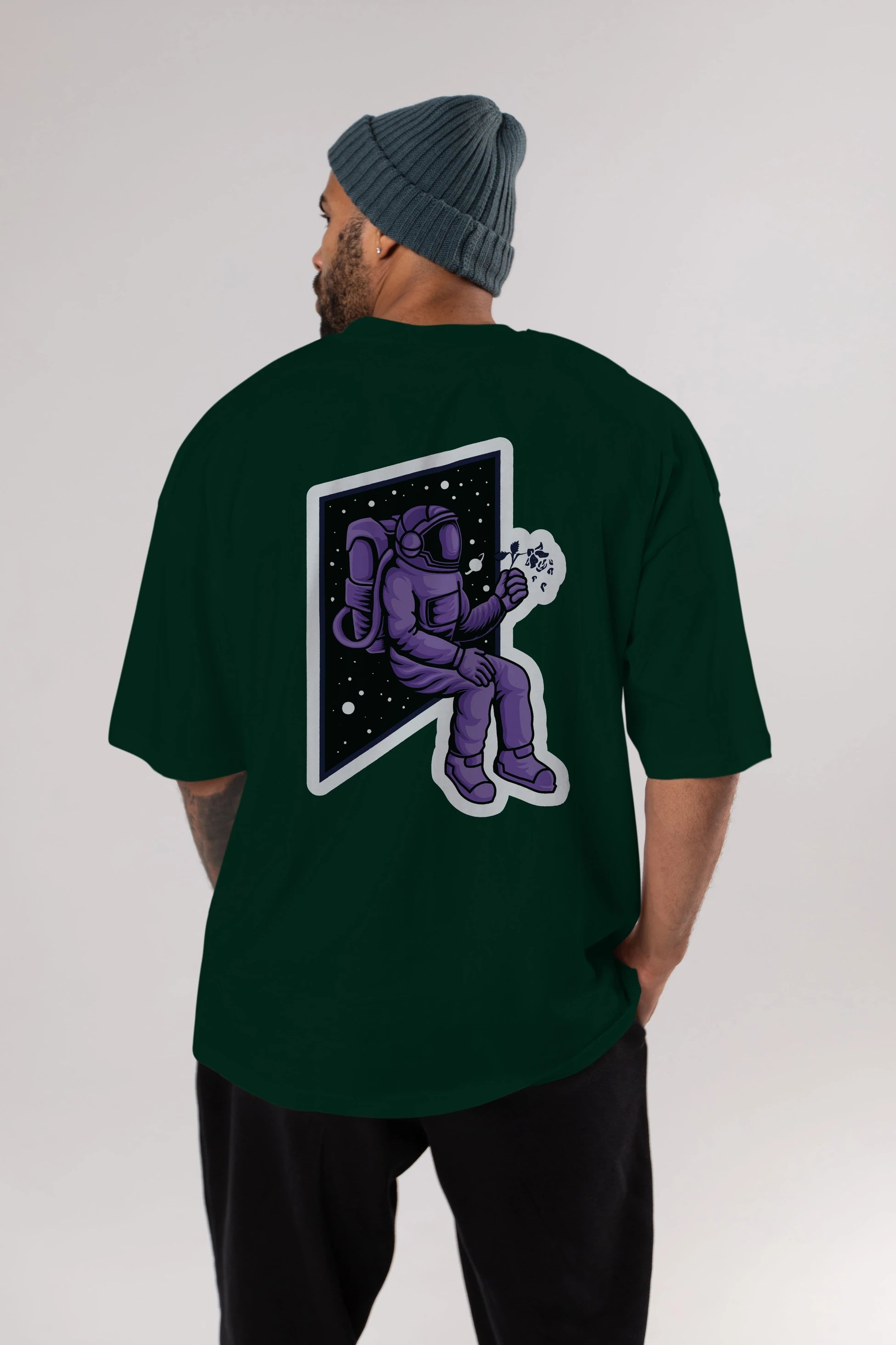 Astronaut holding black rose sticker Arka Baskılı Oversize t-shirt Erkek Kadın Unisex