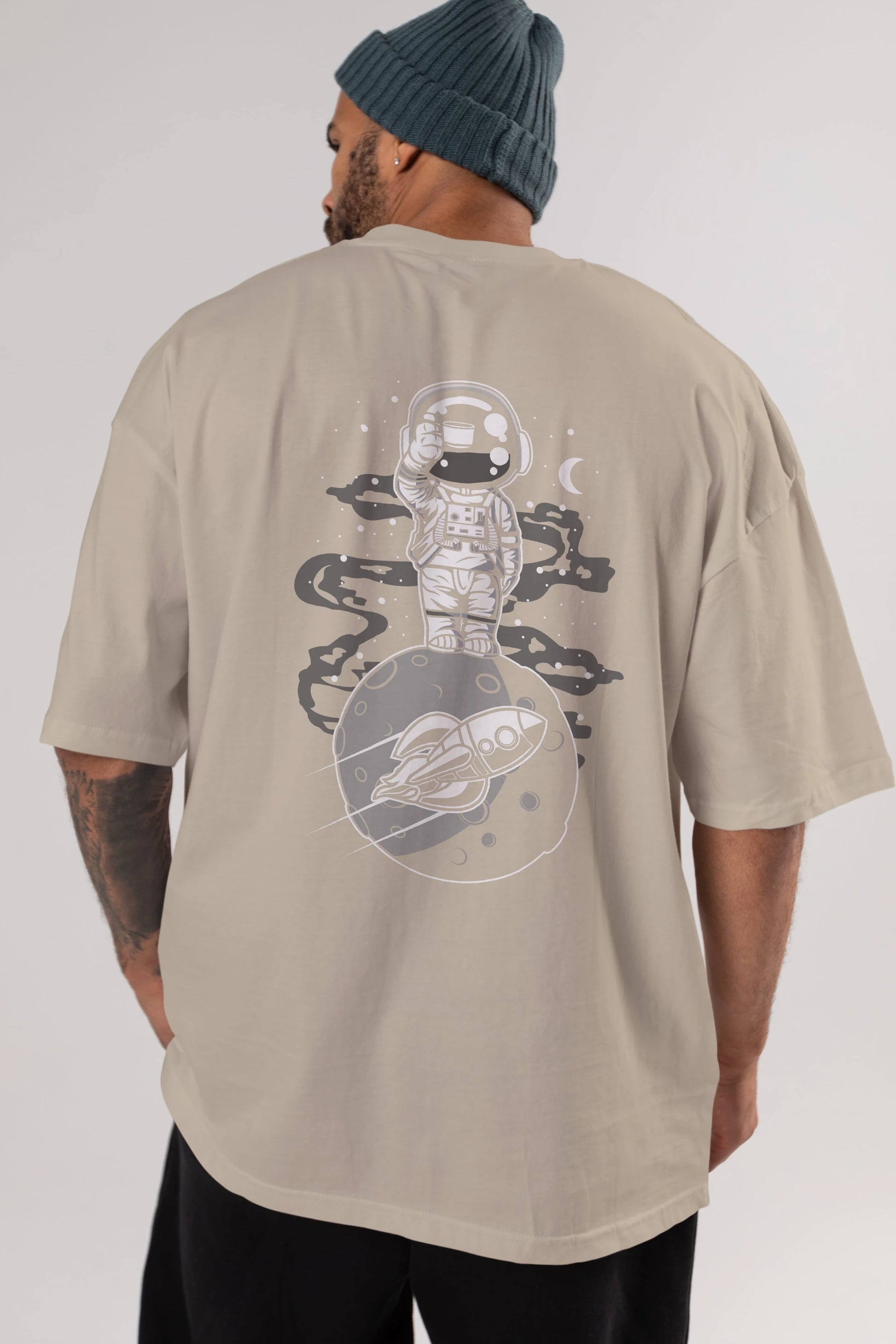 Astronaut Standing On The Moon Arka Baskılı Oversize t-shirt Erkek Kadın Unisex