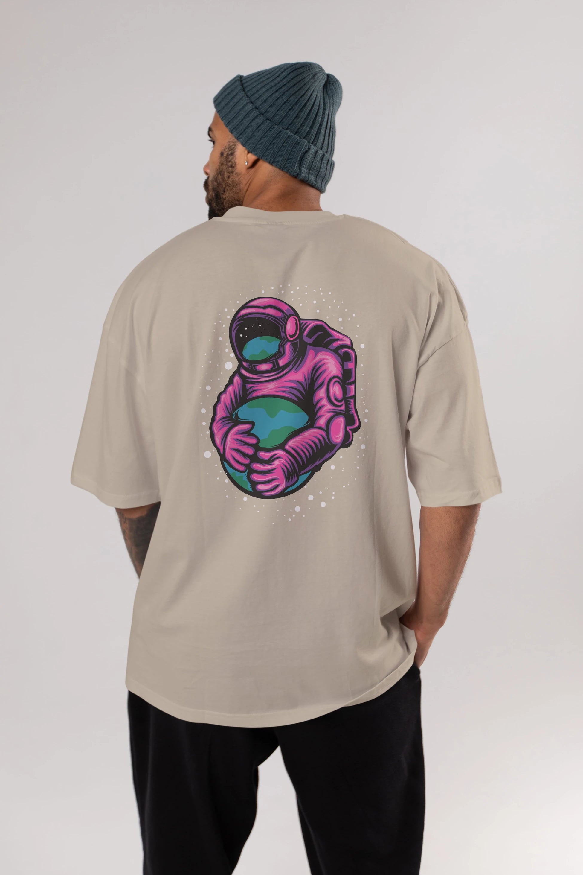 Astronaut Holding Up The Earth Arka Baskılı Oversize t-shirt Erkek Kadın Unisex