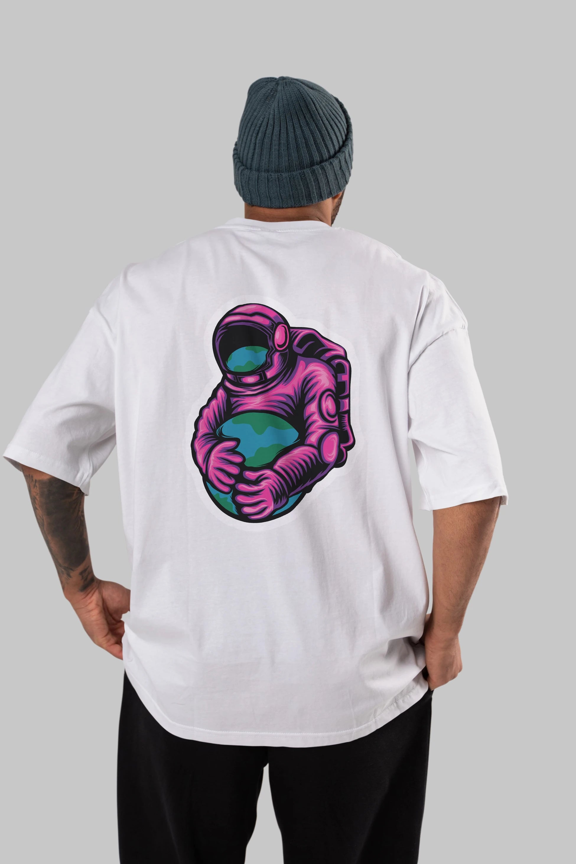Astronaut Holding Up The Earth Sticker Arka Baskılı Oversize t-shirt Erkek Kadın Unisex