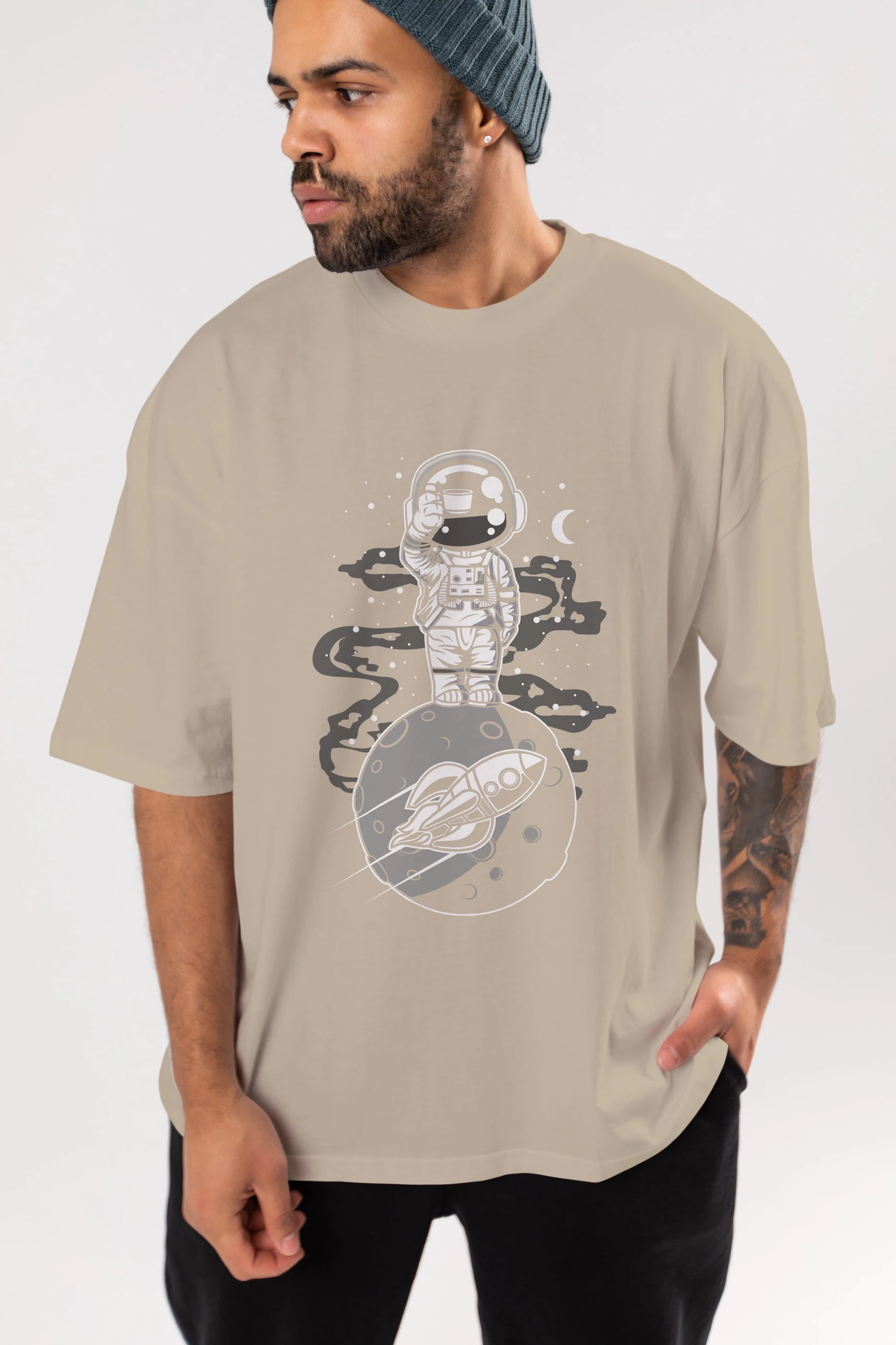 Astronaut Standing On The Moon Ön Baskılı Oversize t-shirt Erkek Kadın Unisex