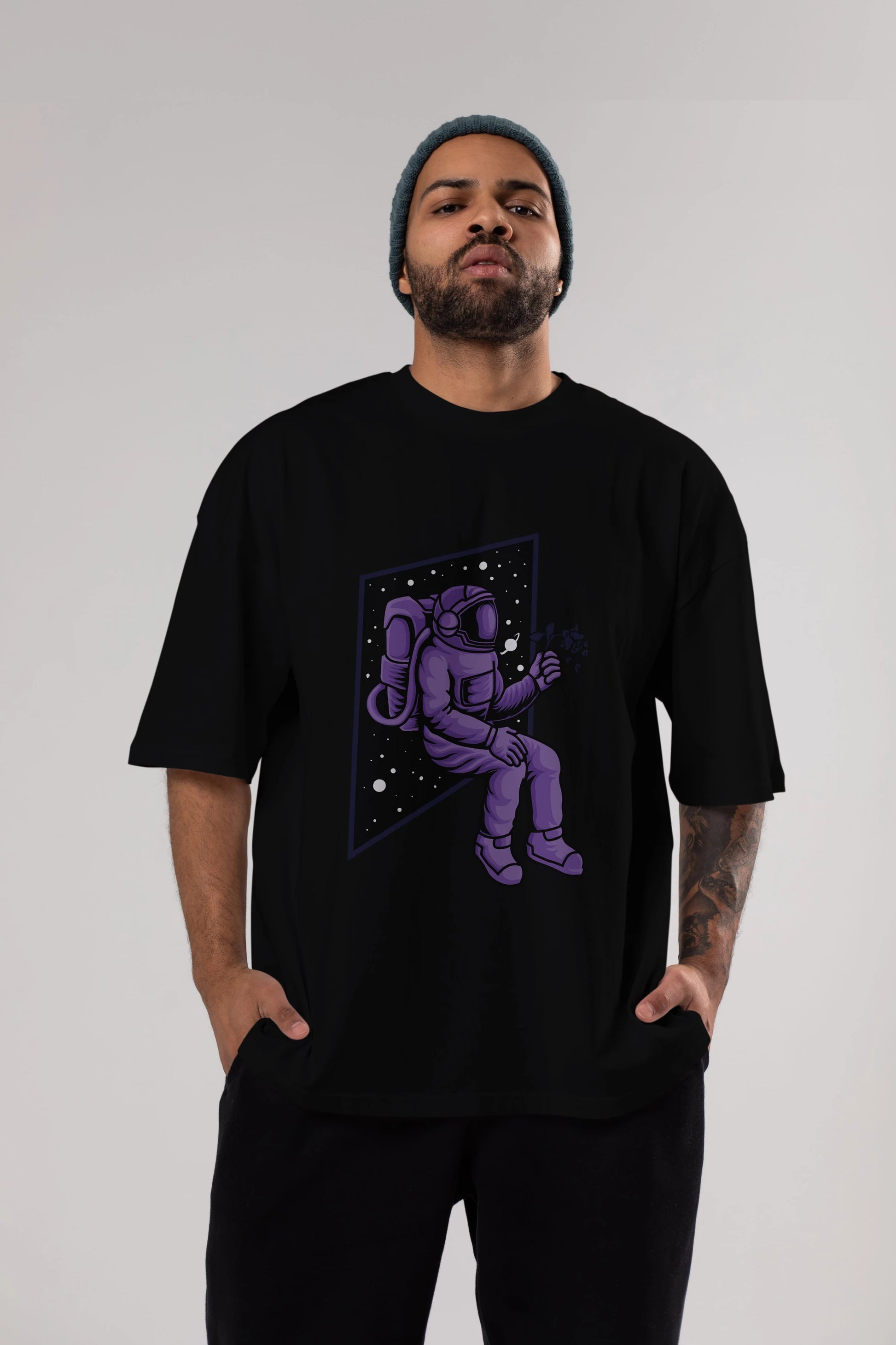 Astronaut holding black rose Ön Baskılı Oversize t-shirt Erkek Kadın Unisex