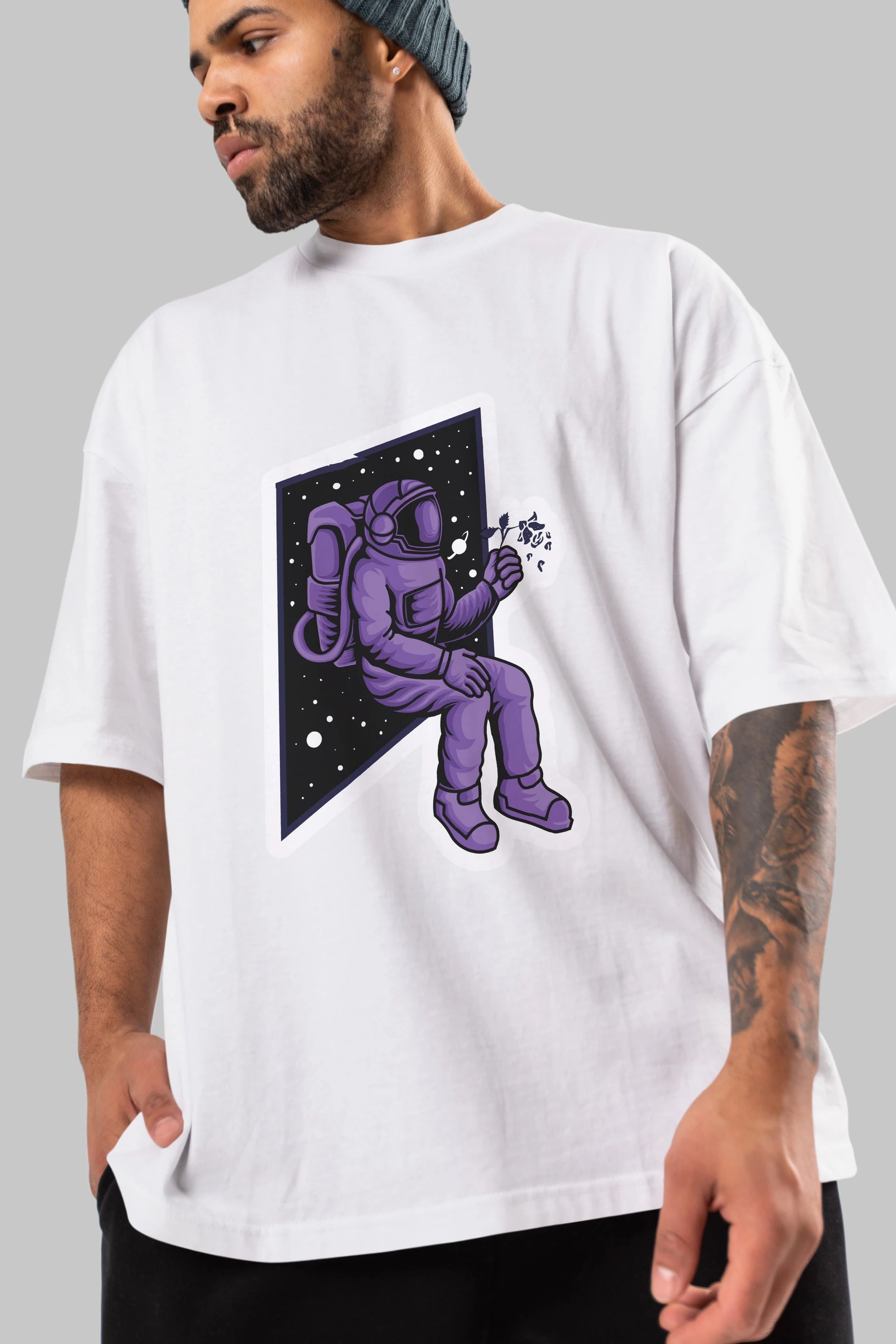 Astronaut holding black rose sticker Ön Baskılı Oversize t-shirt Erkek Kadın Unisex