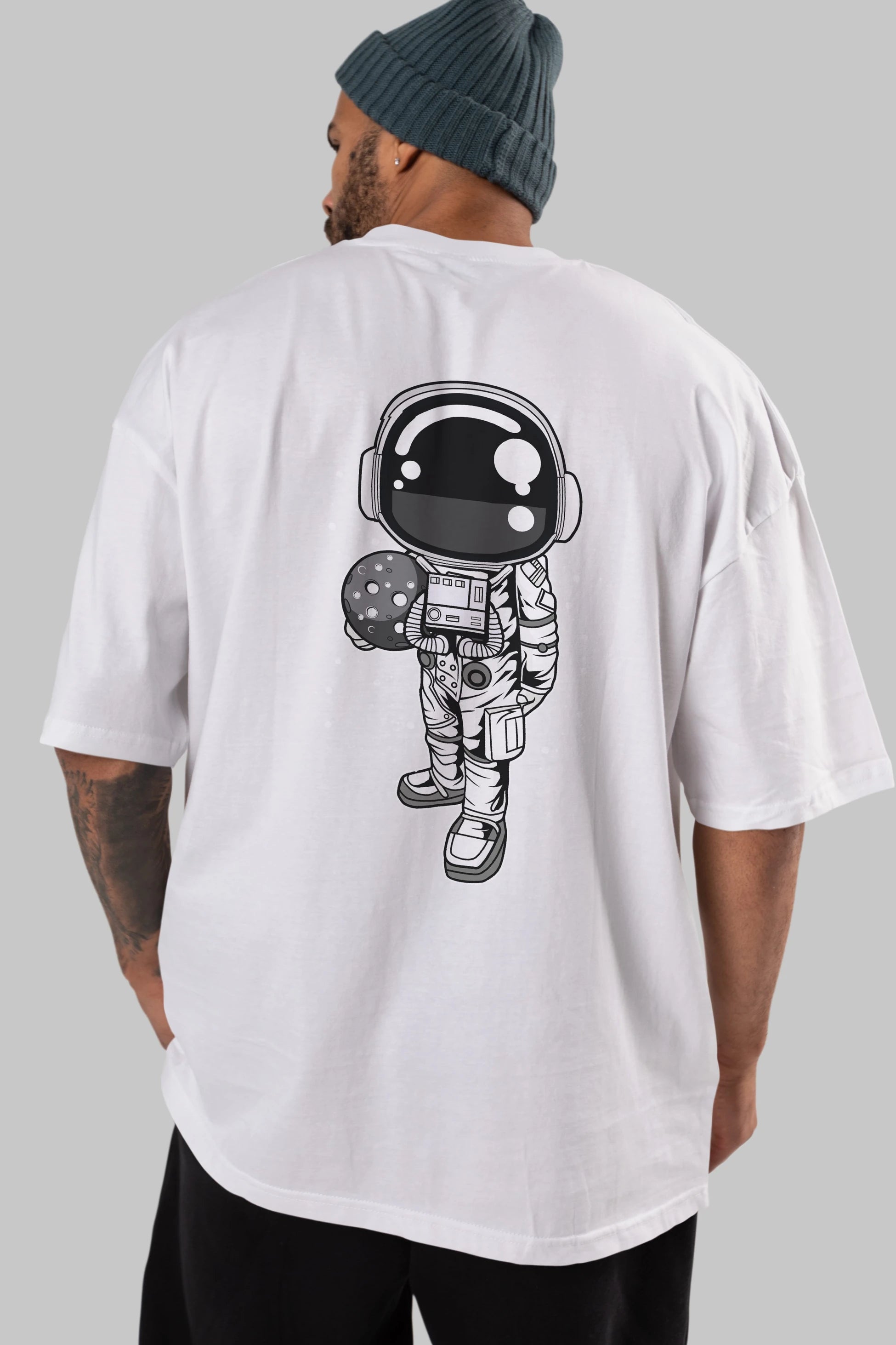 Astronaut Holding The Moon Arka Baskılı Oversize t-shirt Erkek Kadın Unisex