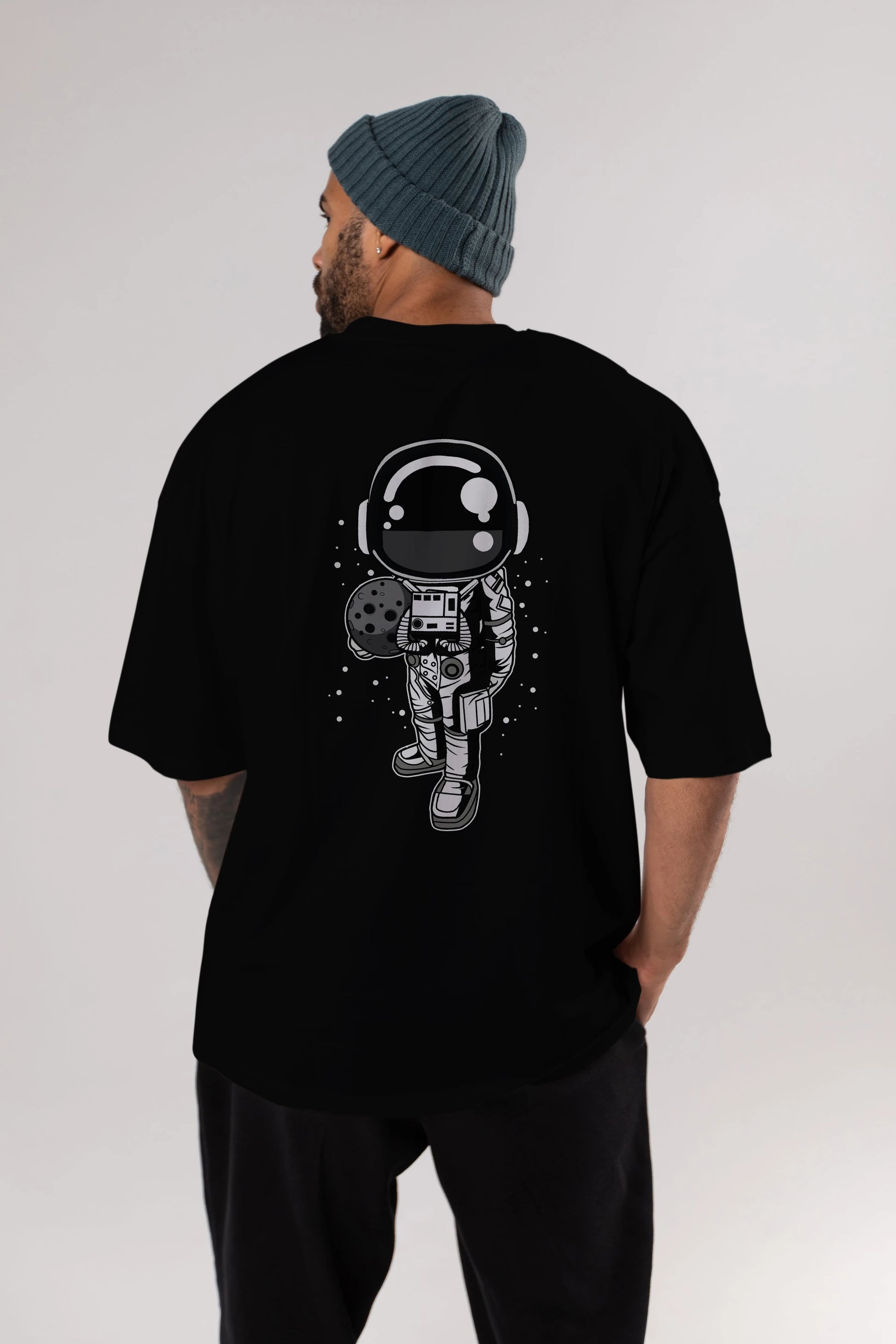 Astronaut Holding The Moon Arka Baskılı Oversize t-shirt Erkek Kadın Unisex