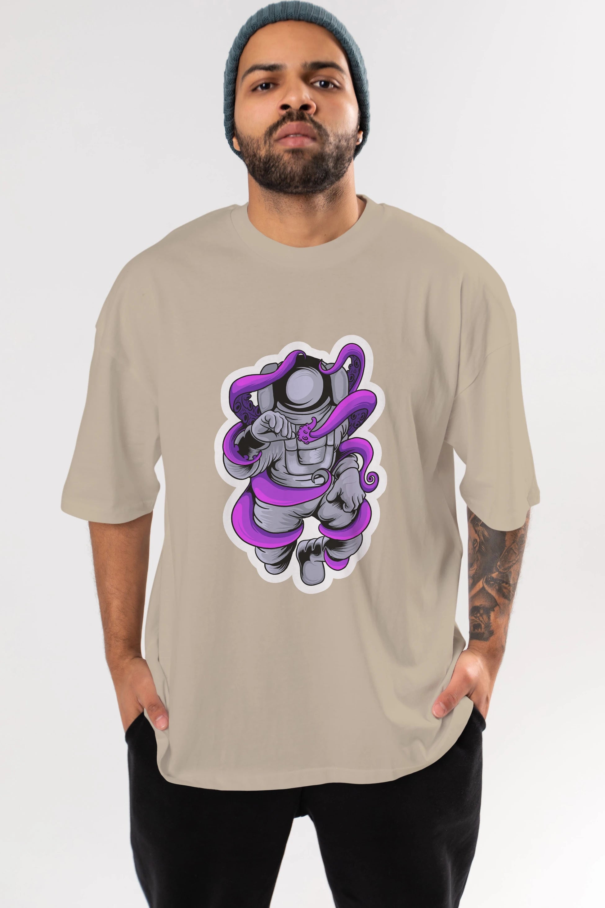 Astronaut fighting octopus sticker Ön Baskılı Oversize t-shirt Erkek Kadın Unisex
