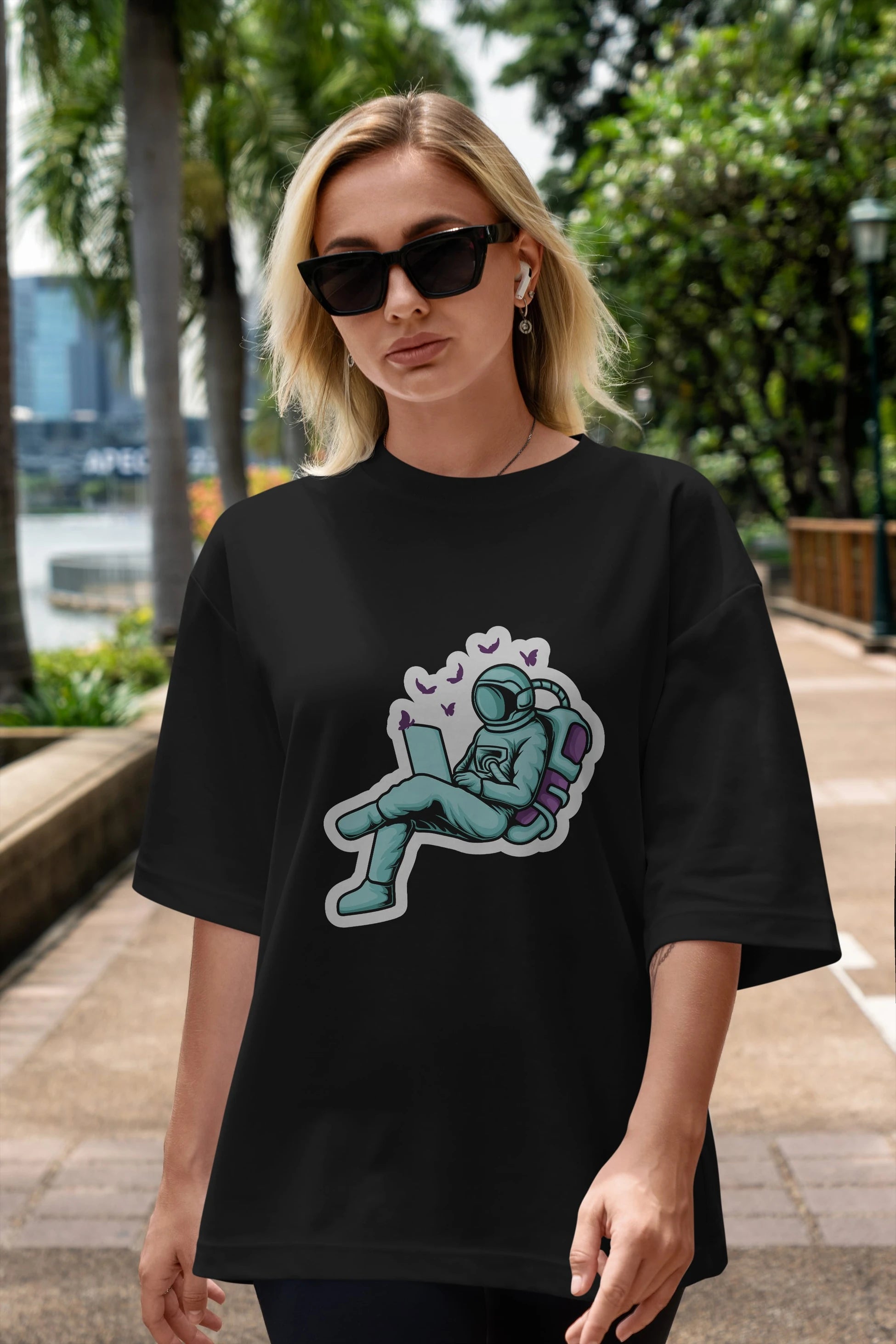 Work with Butterflies in Space Sticker Ön Baskılı Oversize t-shirt Erkek Kadın Unisex