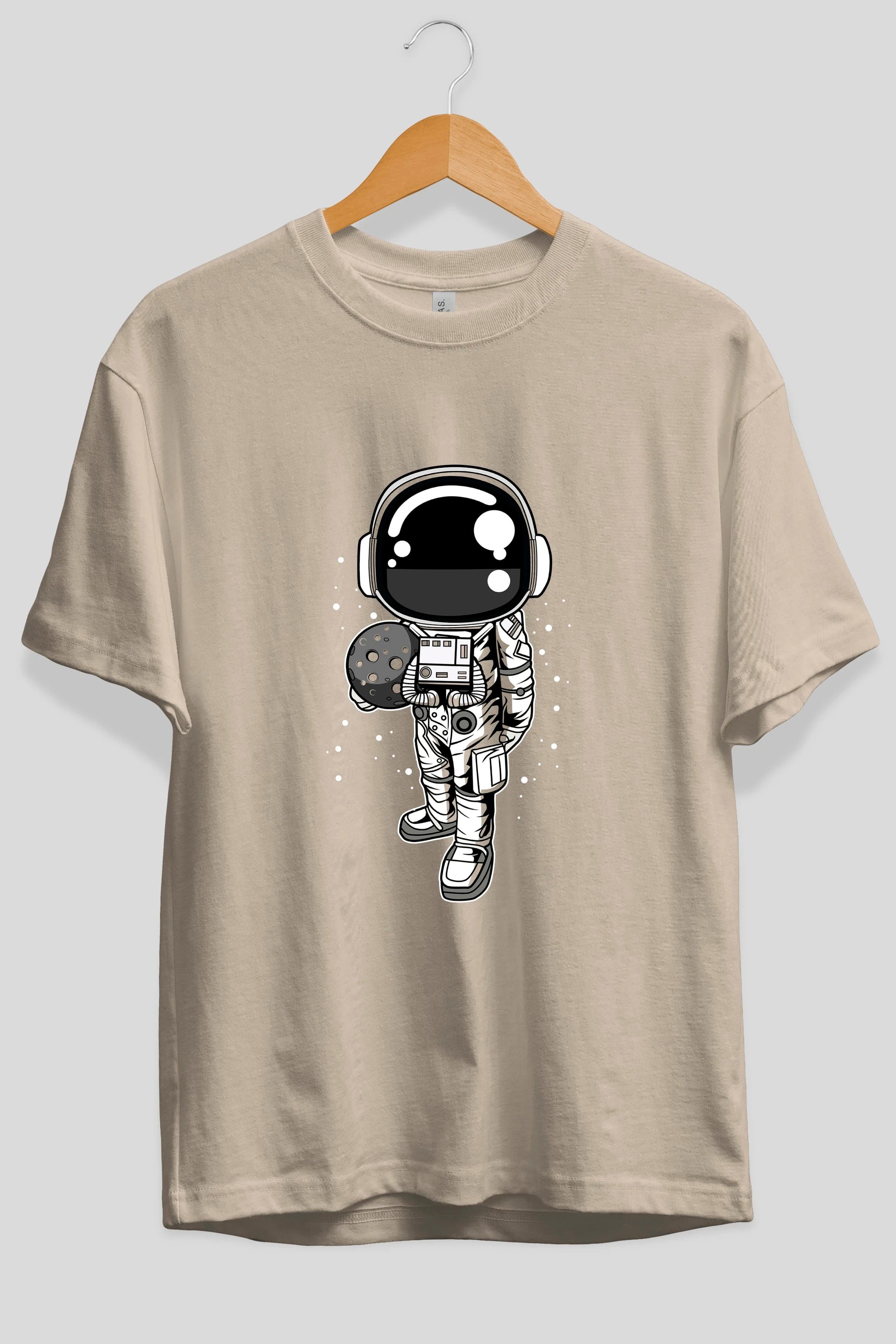 Astronaut Holding The Moon Ön Baskılı Oversize t-shirt Erkek Kadın Unisex
