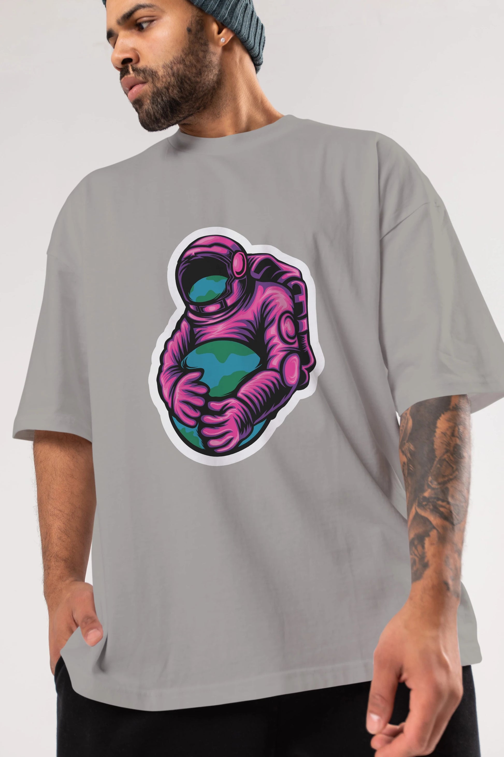 Astronaut Holding Up The Earth Sticker Ön Baskılı Oversize t-shirt Erkek Kadın Unisex