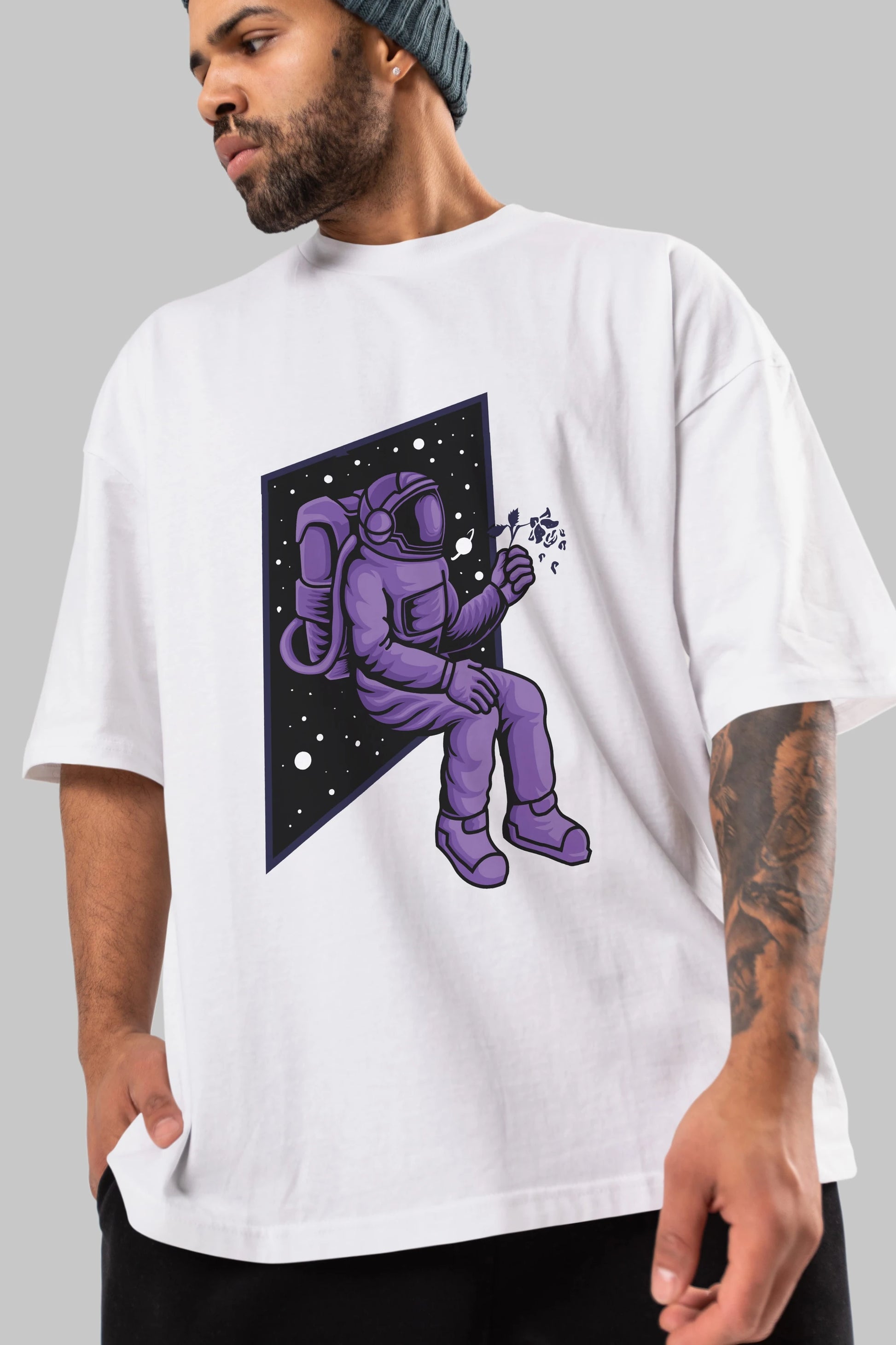 Astronaut holding black rose Ön Baskılı Oversize t-shirt Erkek Kadın Unisex