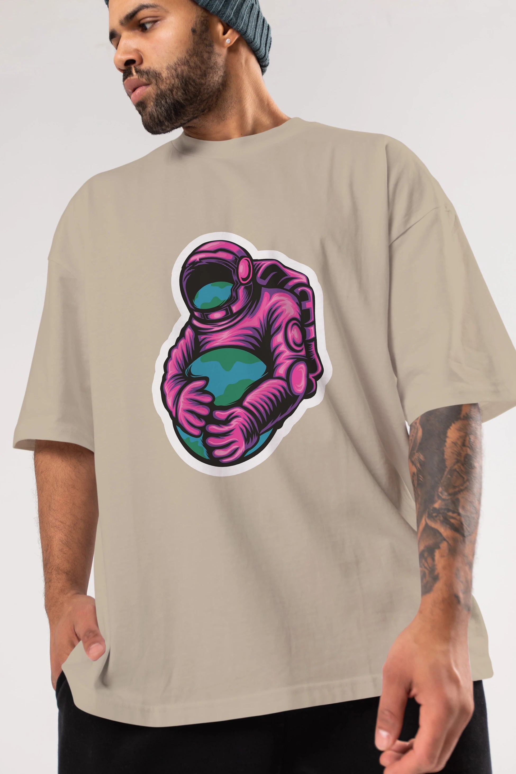 Astronaut Holding Up The Earth Sticker Ön Baskılı Oversize t-shirt Erkek Kadın Unisex