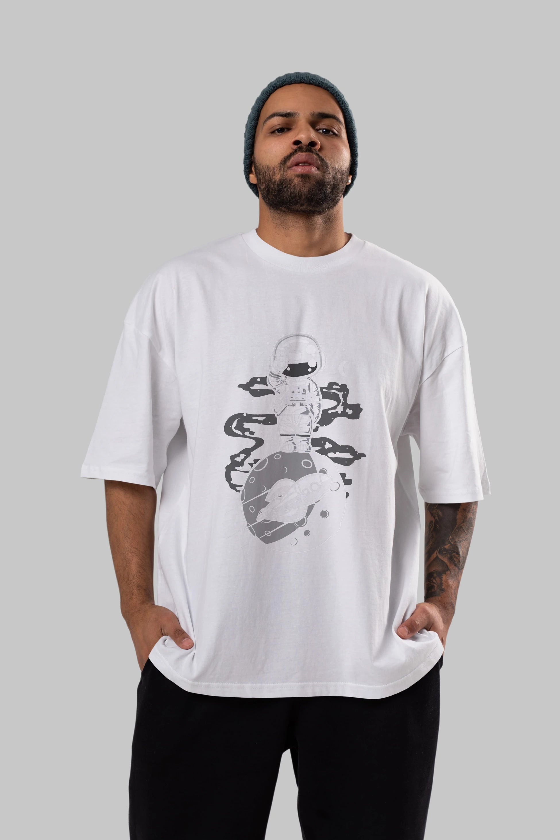 Astronaut Standing On The Moon Ön Baskılı Oversize t-shirt Erkek Kadın Unisex