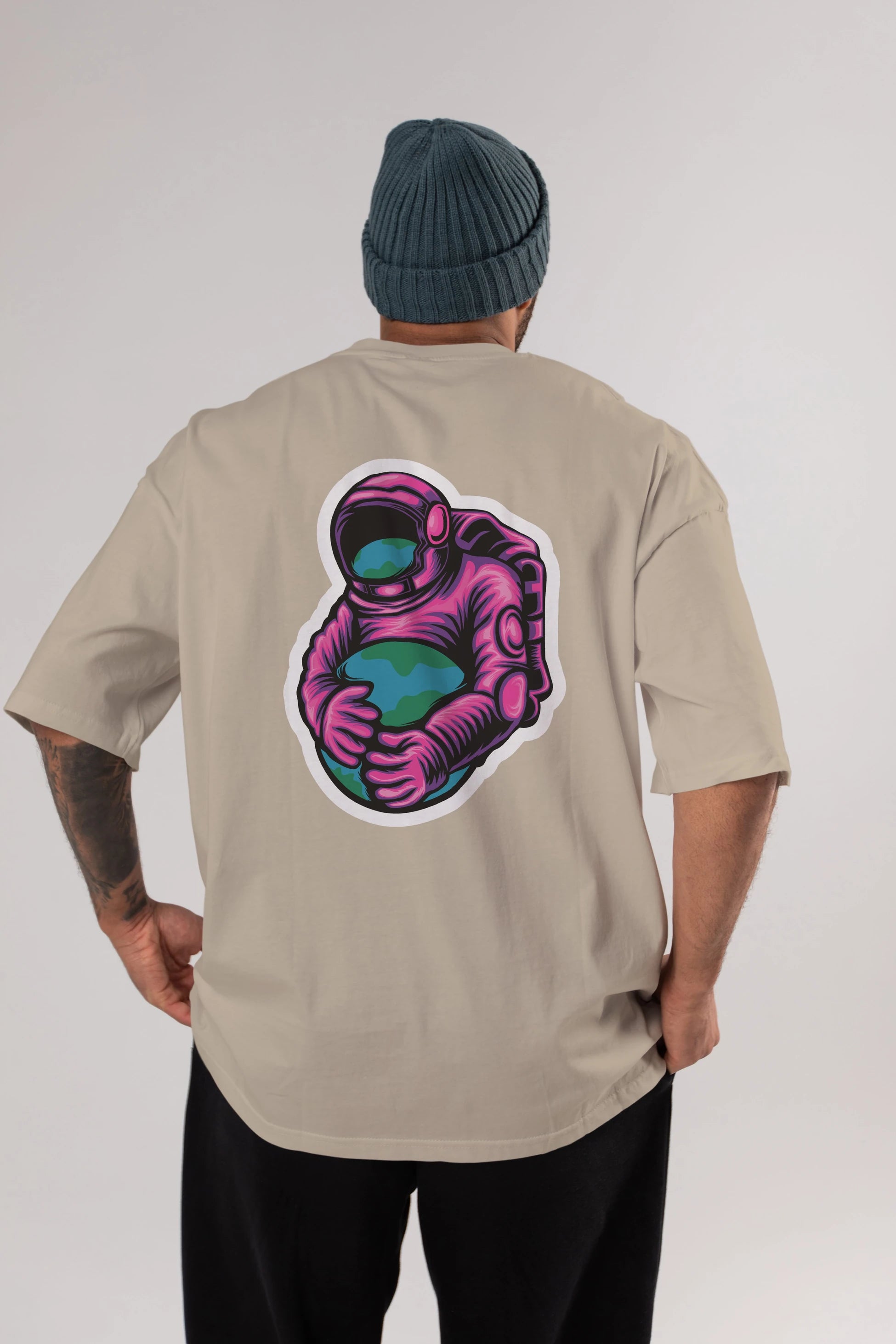 Astronaut Holding Up The Earth Sticker Arka Baskılı Oversize t-shirt Erkek Kadın Unisex