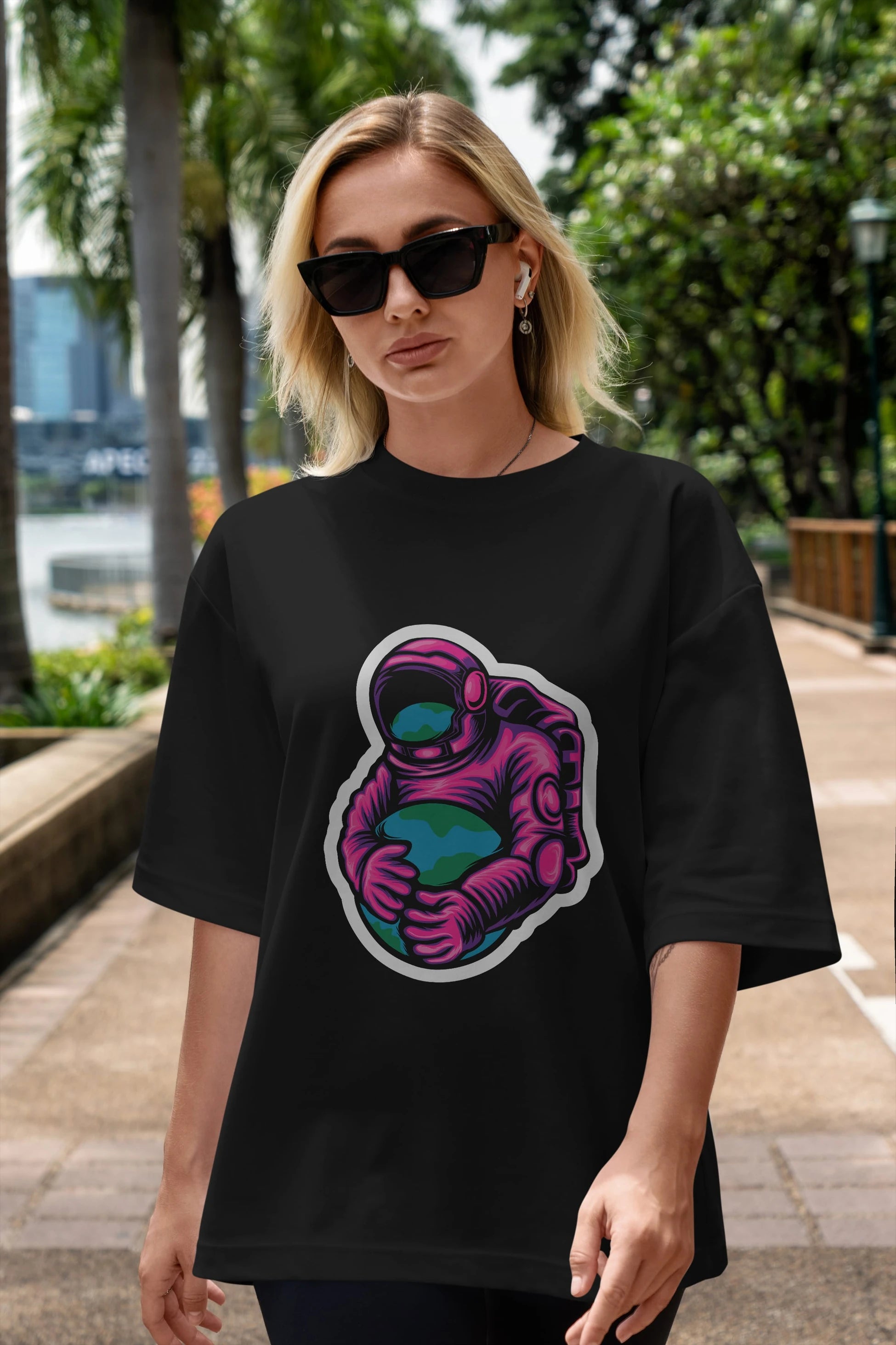 Astronaut Holding Up The Earth Sticker Ön Baskılı Oversize t-shirt Erkek Kadın Unisex