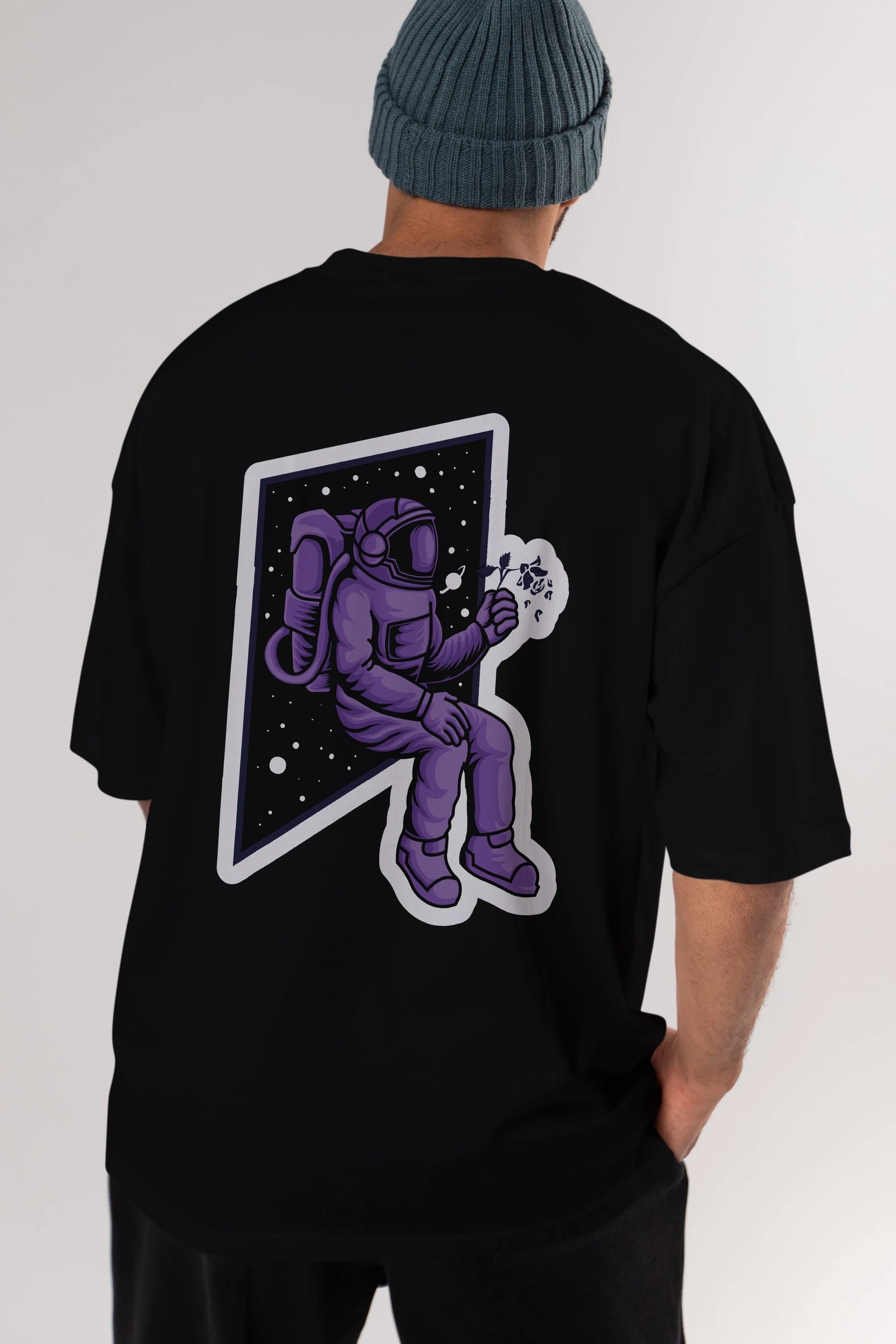 Astronaut holding black rose sticker Arka Baskılı Oversize t-shirt Erkek Kadın Unisex