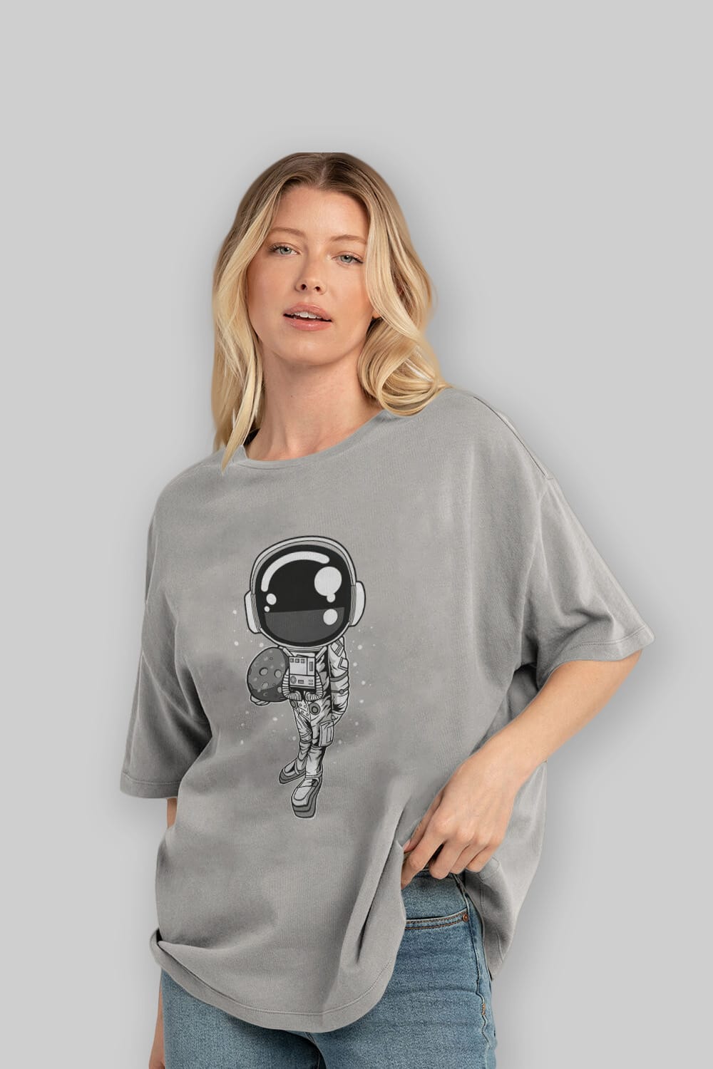 Astronaut Holding The Moon Ön Baskılı Oversize t-shirt Erkek Kadın Unisex