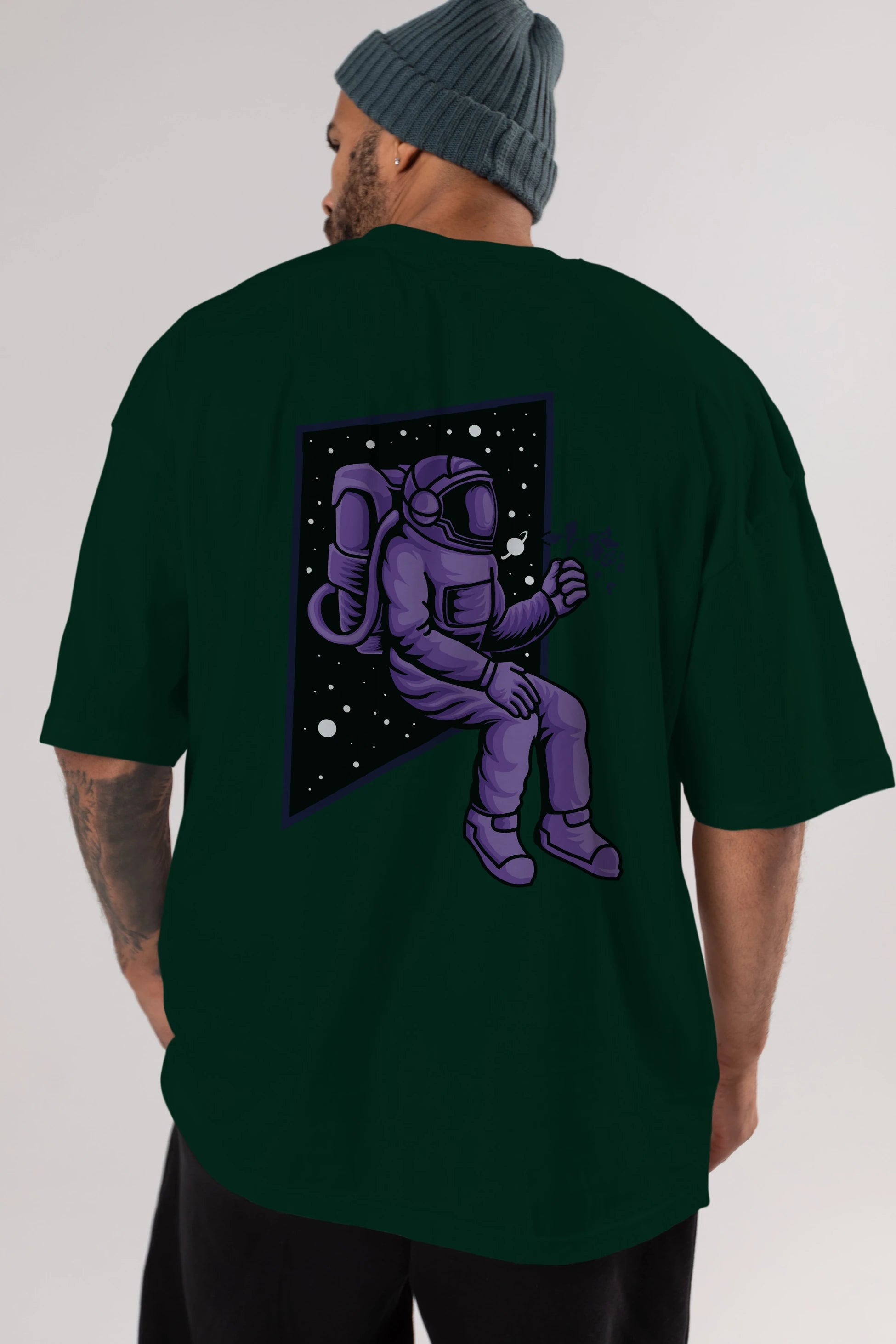 Astronaut holding black rose Arka Baskılı Oversize t-shirt Erkek Kadın Unisex