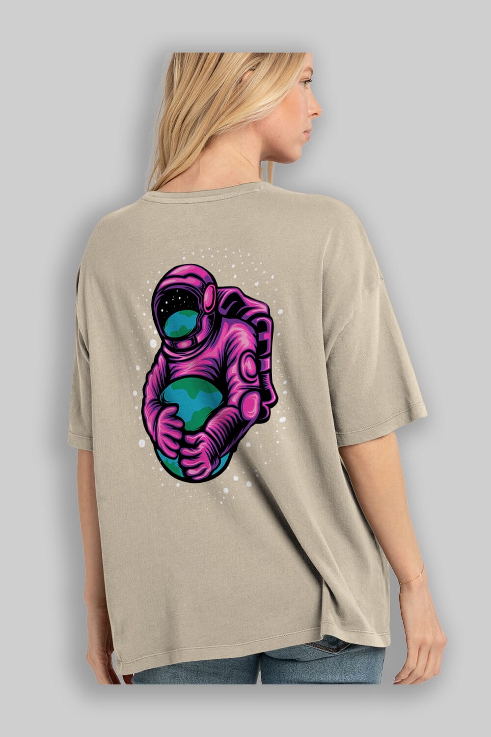 Astronaut Holding Up The Earth Arka Baskılı Oversize t-shirt Erkek Kadın Unisex
