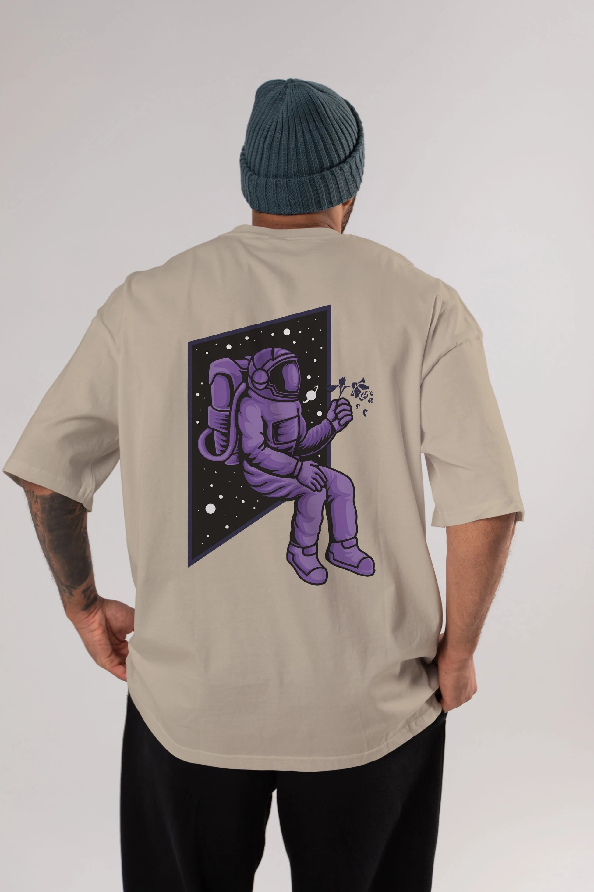 Astronaut holding black rose Arka Baskılı Oversize t-shirt Erkek Kadın Unisex