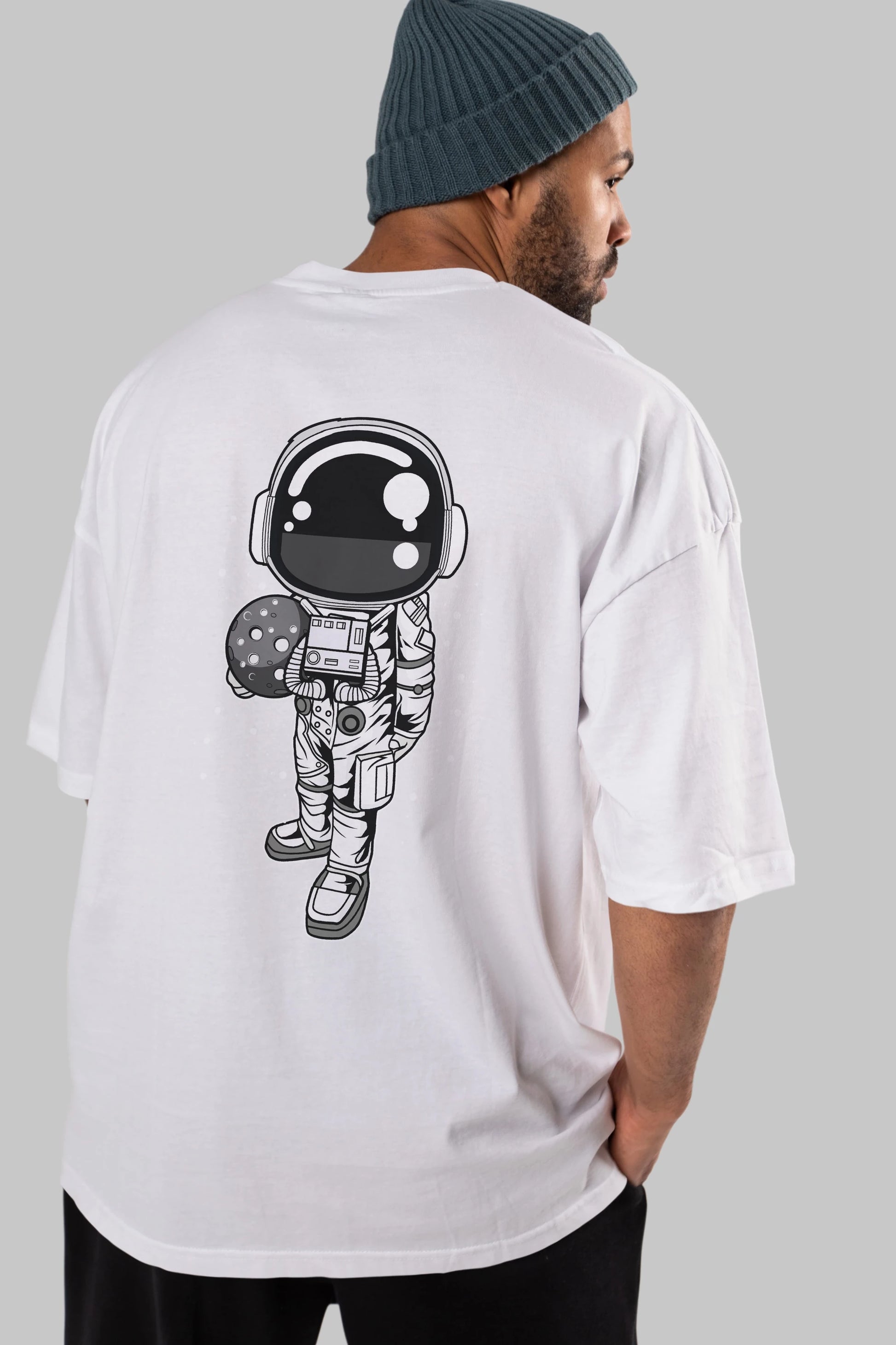 Astronaut Holding The Moon Arka Baskılı Oversize t-shirt Erkek Kadın Unisex