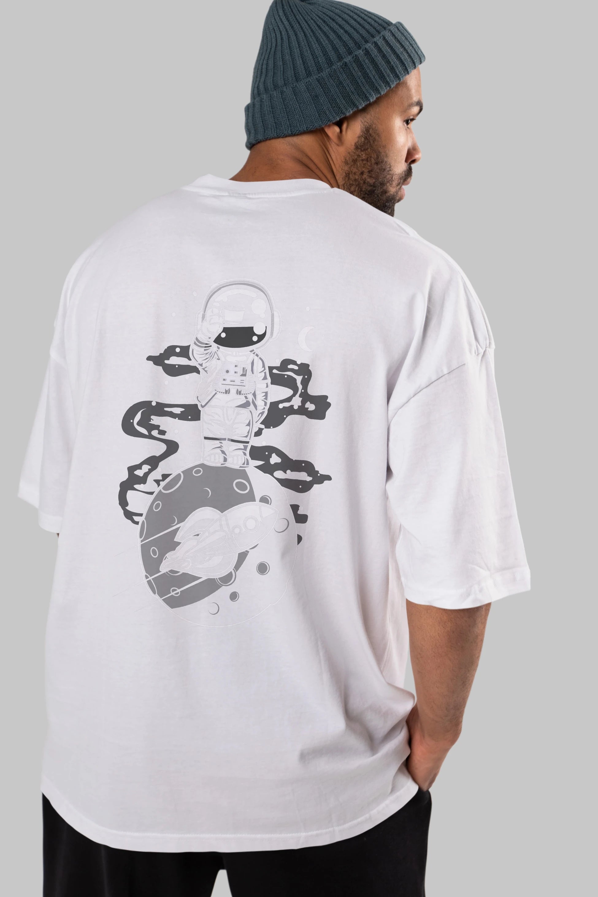 Astronaut Standing On The Moon Arka Baskılı Oversize t-shirt Erkek Kadın Unisex