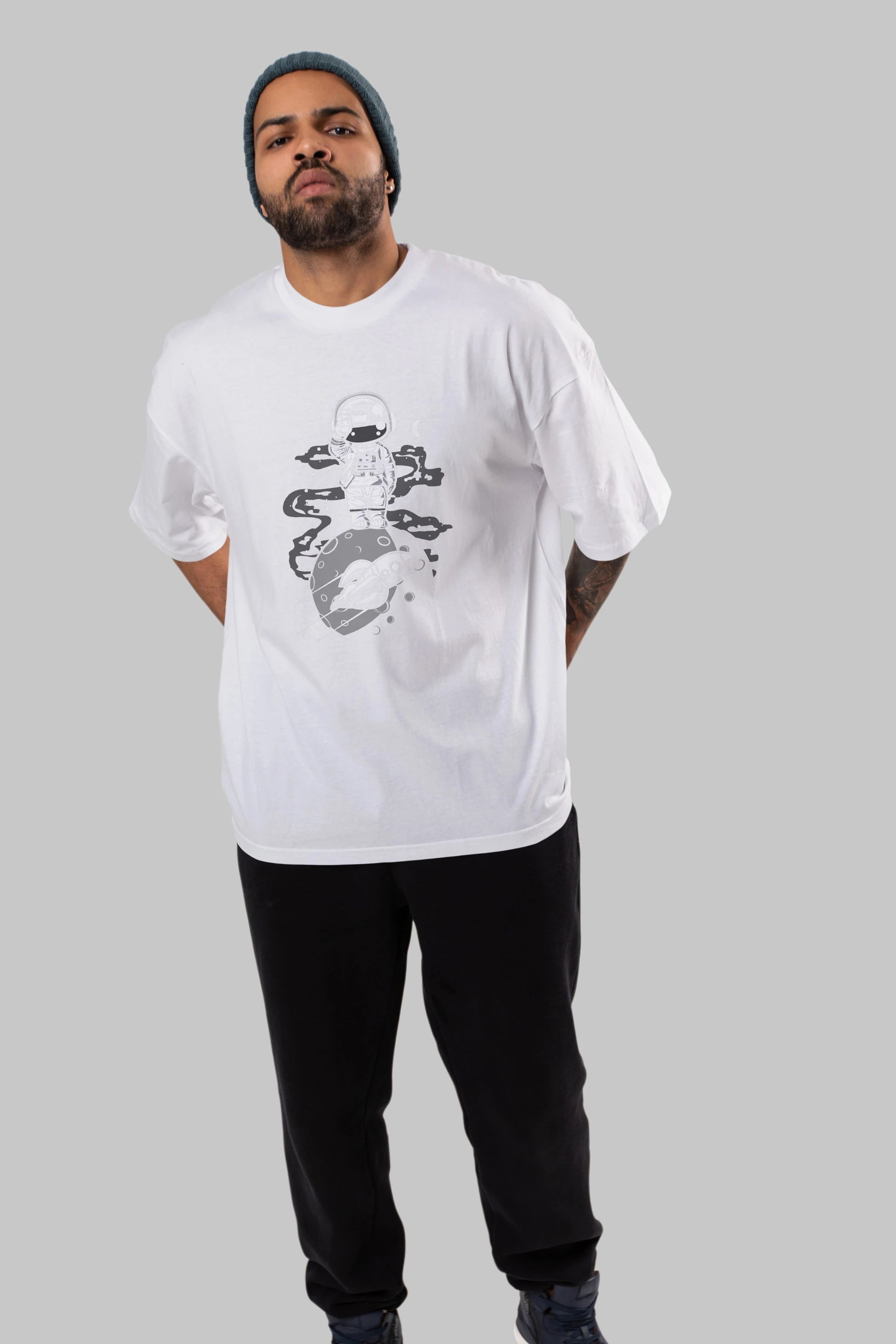 Astronaut Standing On The Moon Ön Baskılı Oversize t-shirt Erkek Kadın Unisex