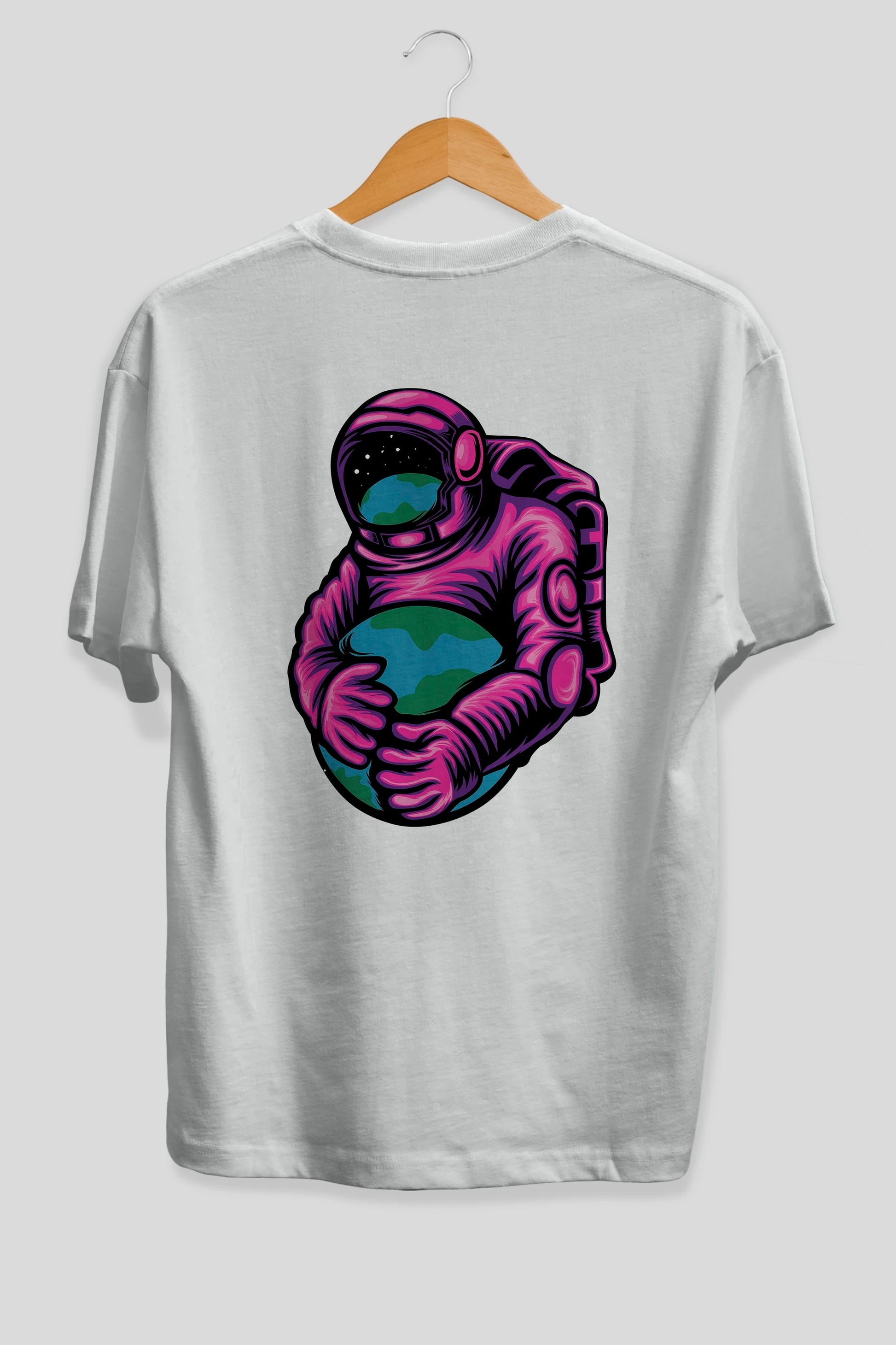 Astronaut Holding Up The Earth Arka Baskılı Oversize t-shirt Erkek Kadın Unisex