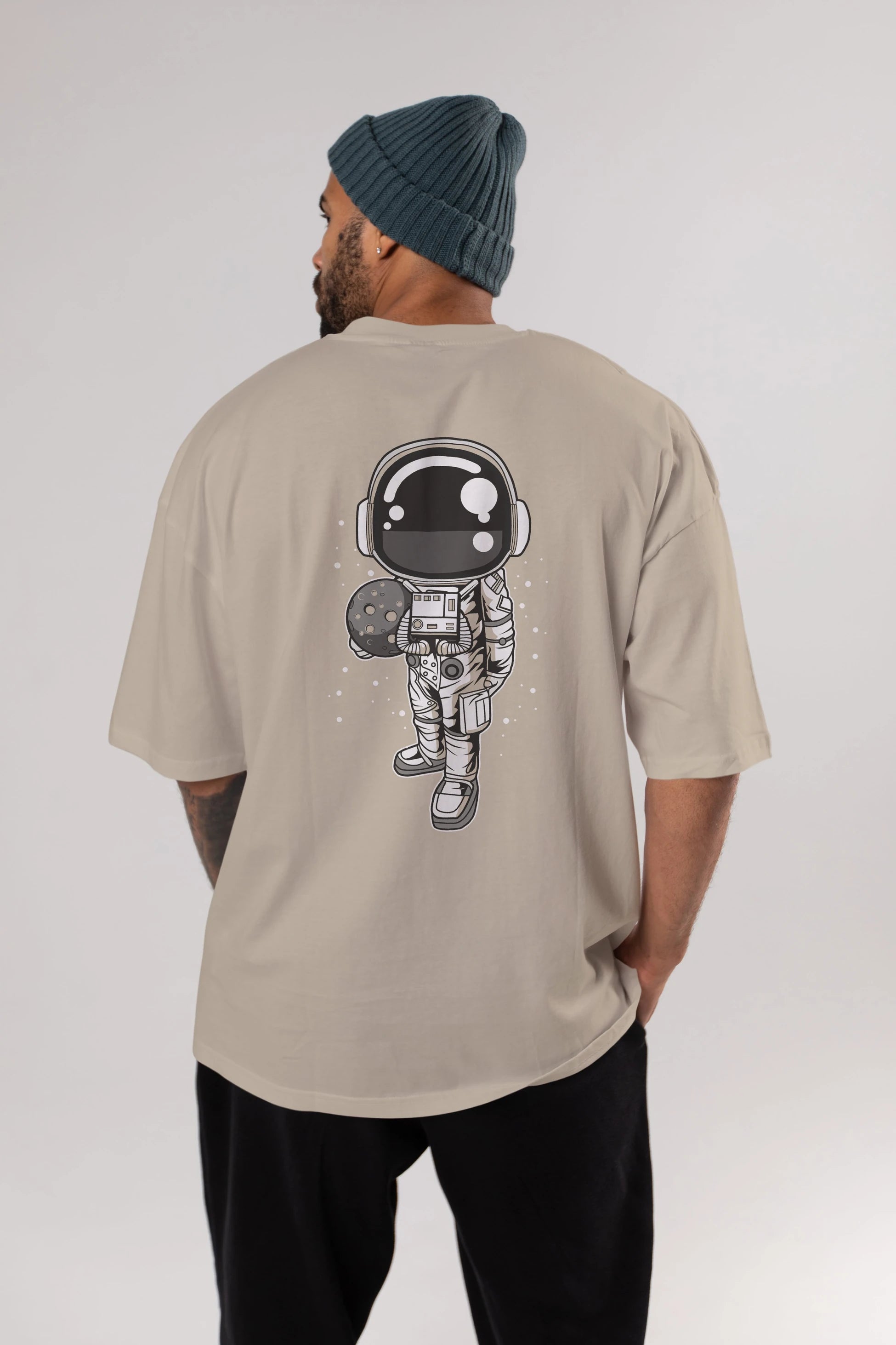 Astronaut Holding The Moon Arka Baskılı Oversize t-shirt Erkek Kadın Unisex