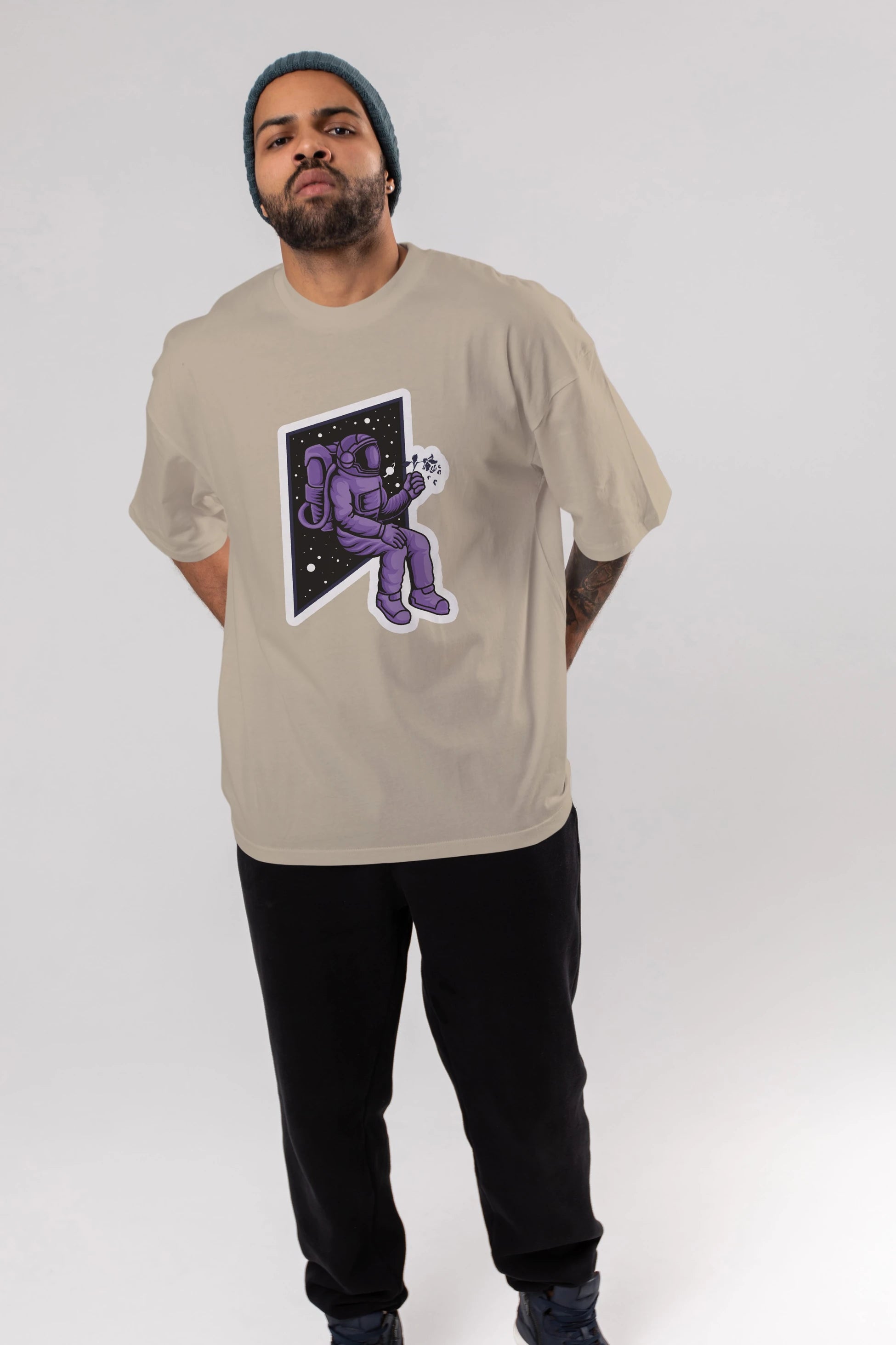 Astronaut holding black rose sticker Ön Baskılı Oversize t-shirt Erkek Kadın Unisex
